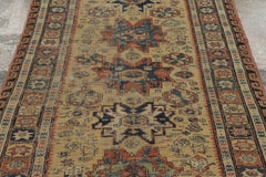Antiker türkischer Läufer mit anatolischen Stammesmotiven in verschiedenen Farben – Rug & Kilim