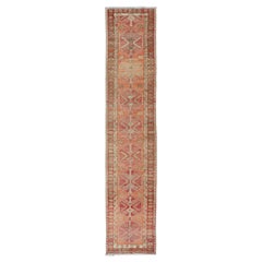 Runner turco vintage con disegno a medaglione tribale in rosso variegato