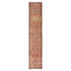 Tapis de couloir turc vintage avec médaillon tribal en rouge bigarré