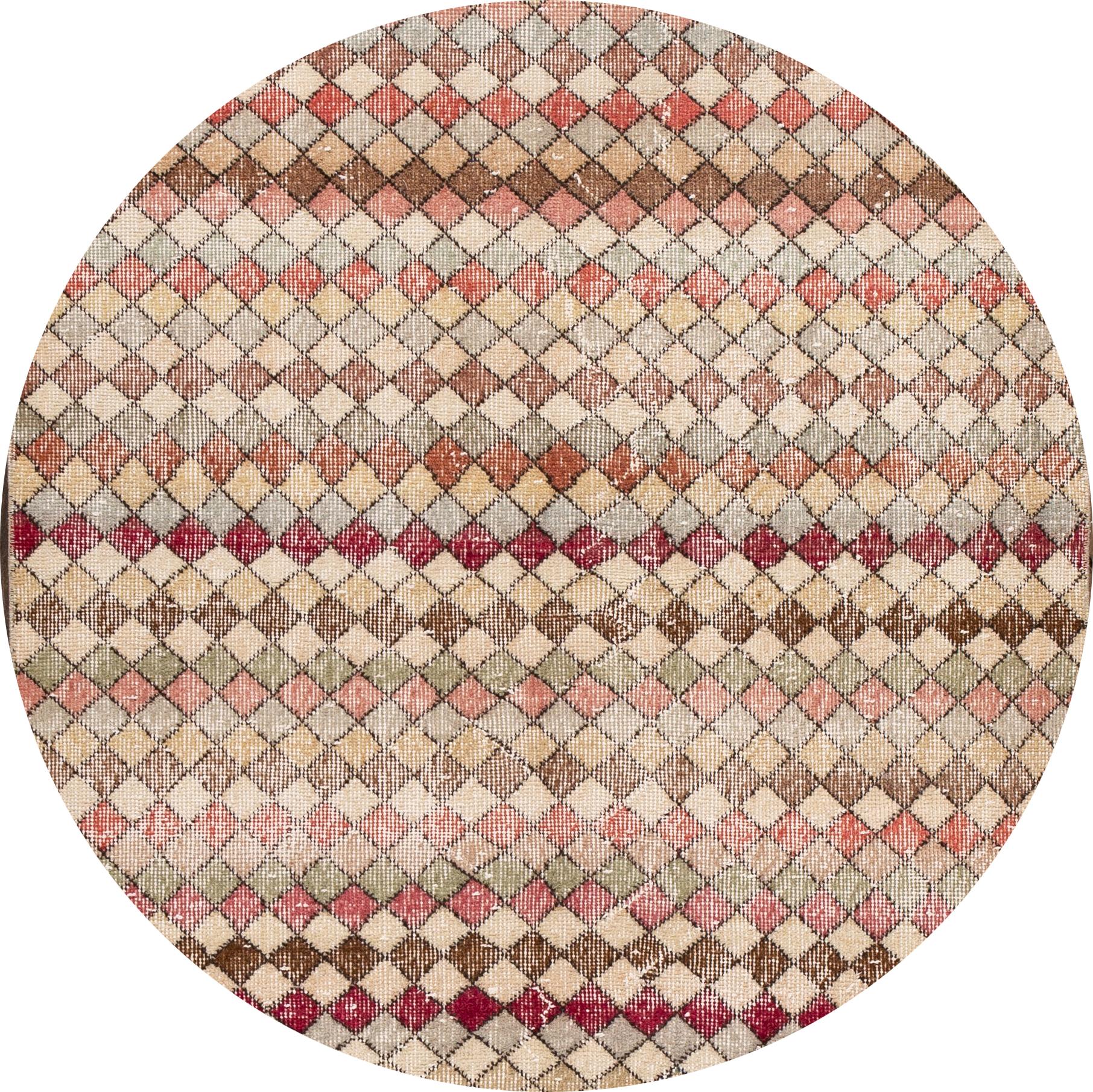Schöner türkischer Vintage-Teppich aus handgeknüpfter Wolle mit einem mehrfarbigen Feld in einem wunderschönen geometrischen Stammesmuster.

Dieser Teppich misst: 3'9
