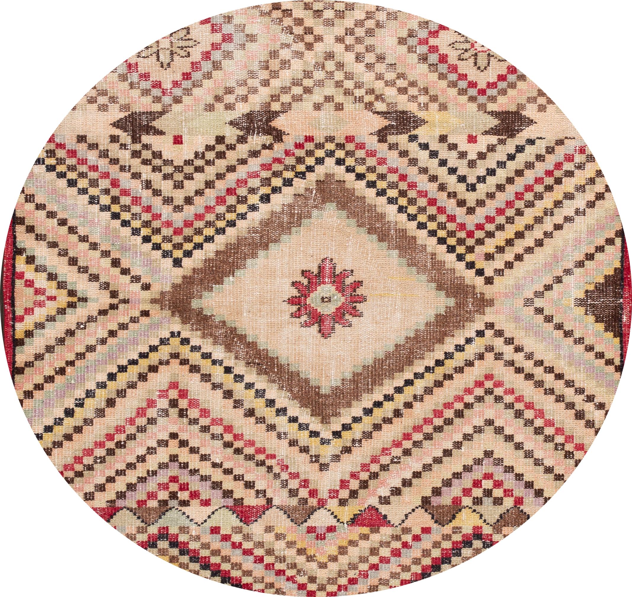 Schöner türkischer Teppich im Vintage-Stil, handgeknüpft aus Wolle mit einem mehrfarbigen Feld in einem wunderschönen geometrischen Allover-Muster.

Dieser Teppich misst: 4'4