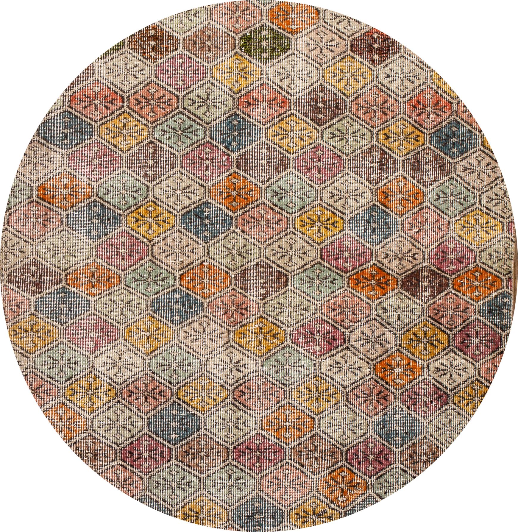Schöner türkischer Teppich im Vintage-Stil, handgeknüpft aus Wolle mit einem mehrfarbigen Feld in einem wunderschönen geometrischen Allover-Muster.

Dieser Teppich misst: 3' 6