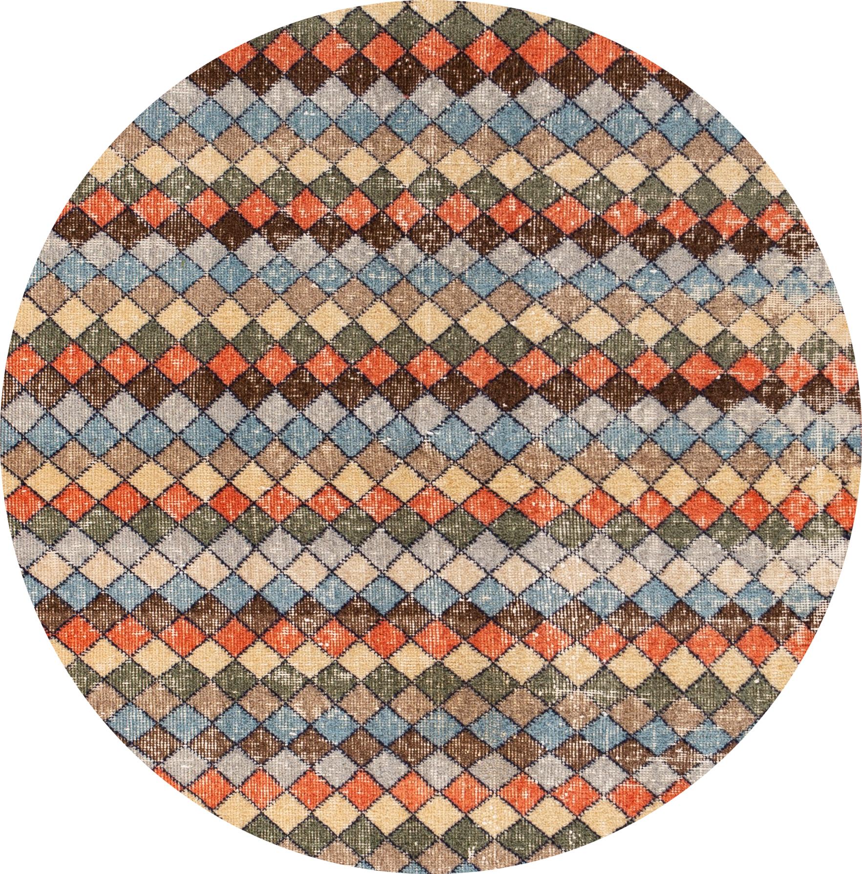 Schöner türkischer Teppich im Vintage-Stil, handgeknüpft aus Wolle mit einem mehrfarbigen Feld in einem herrlichen geometrischen Muster.

Dieser Teppich misst: 3'8