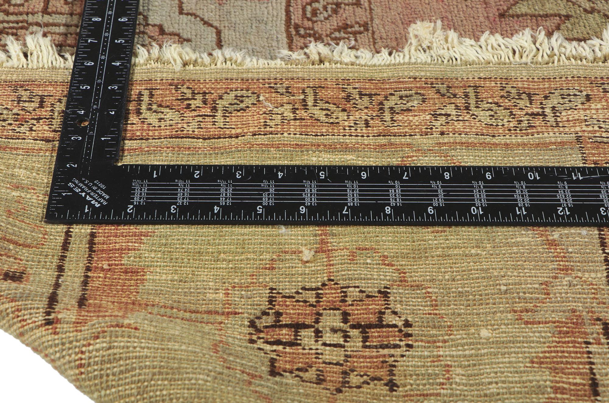 Vintage Turkish Serapi Rug, Rugged Beauty Meets Timeless Design In Good Condition For Sale In Dallas, TX