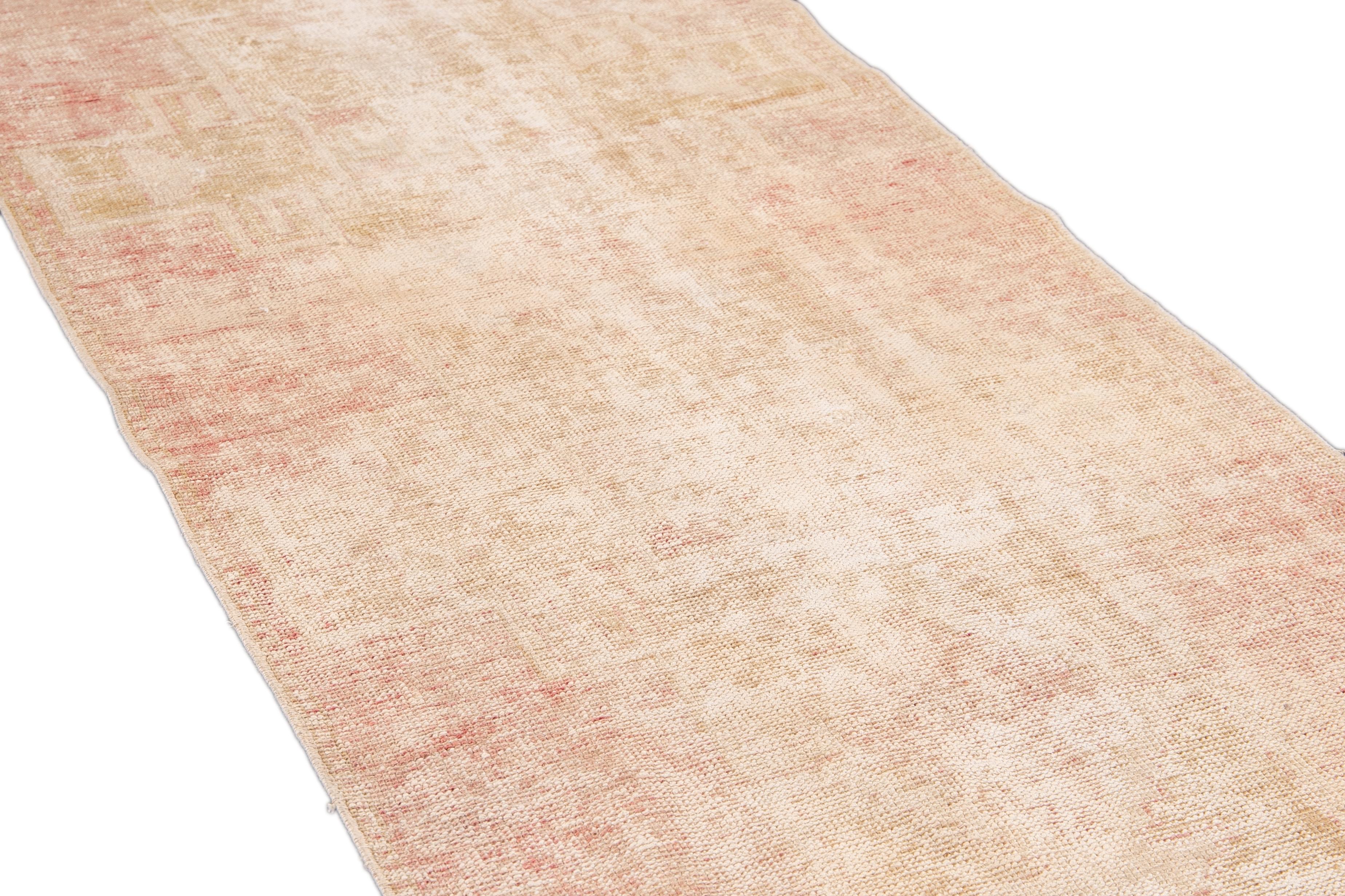 Laine Tapis de couloir vintage turc Shabby Chic en laine géométrique beige et rose fait à la main en vente
