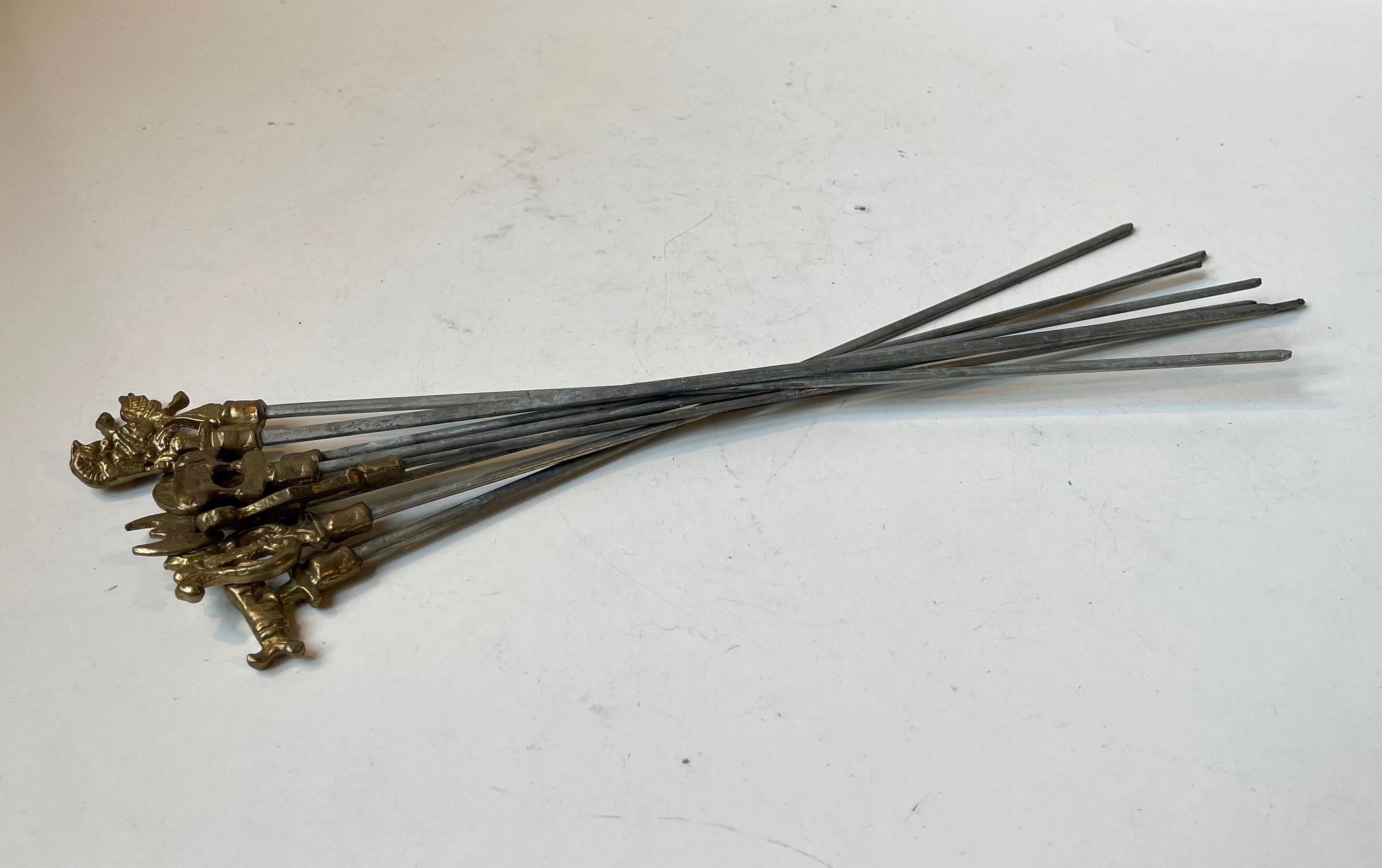 Laiton Brochettes Kebab turques vintage avec ornements d'animaux en laiton, lot de 8 en vente