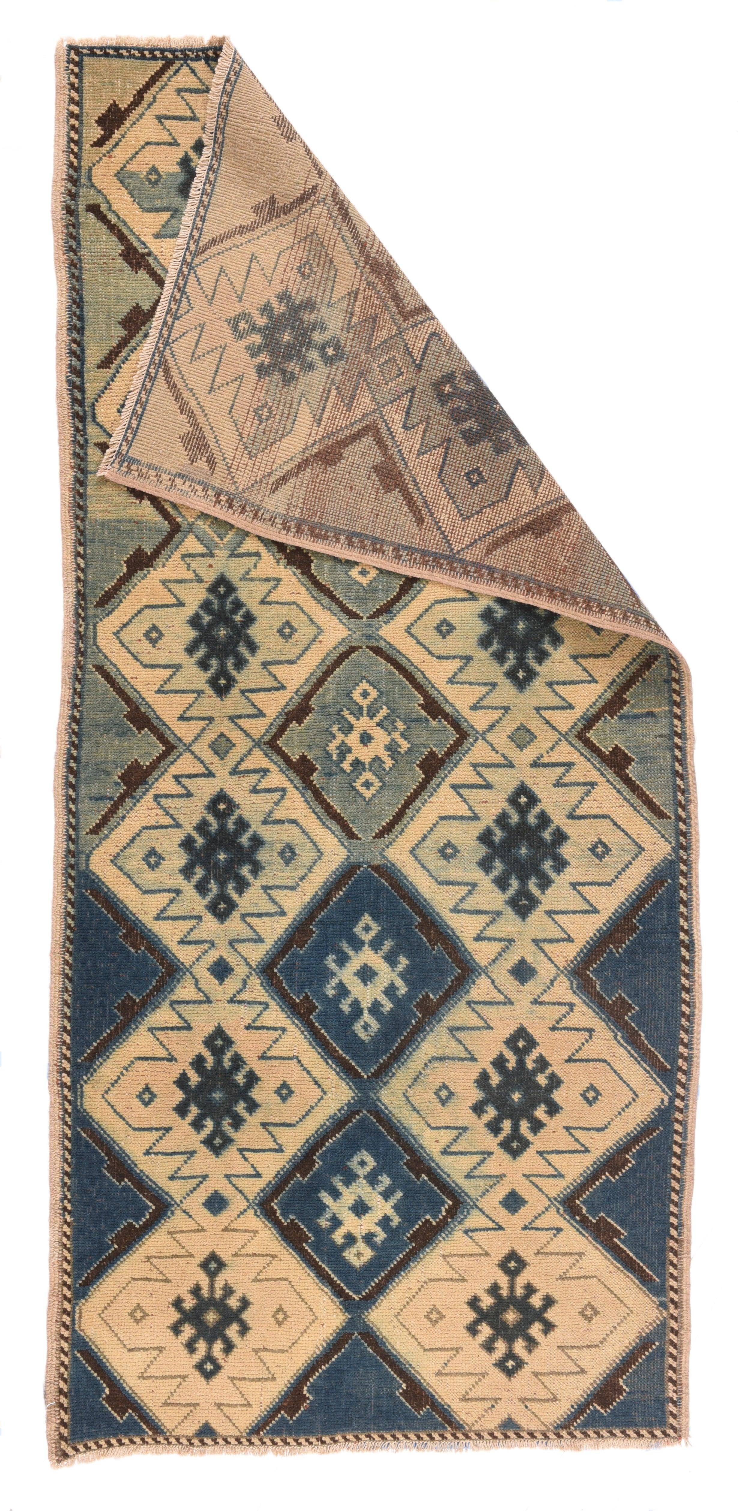 Vintage Turkish Short Runner 3'3'' x 6'11''. Dans un motif de kilim en tapisserie fendue avec deux colonnes de diamants conjoints légèrement inégaux. Colonne centrale fortement abrasée de couleur bleue à aqua et remplissages triangulaires latéraux