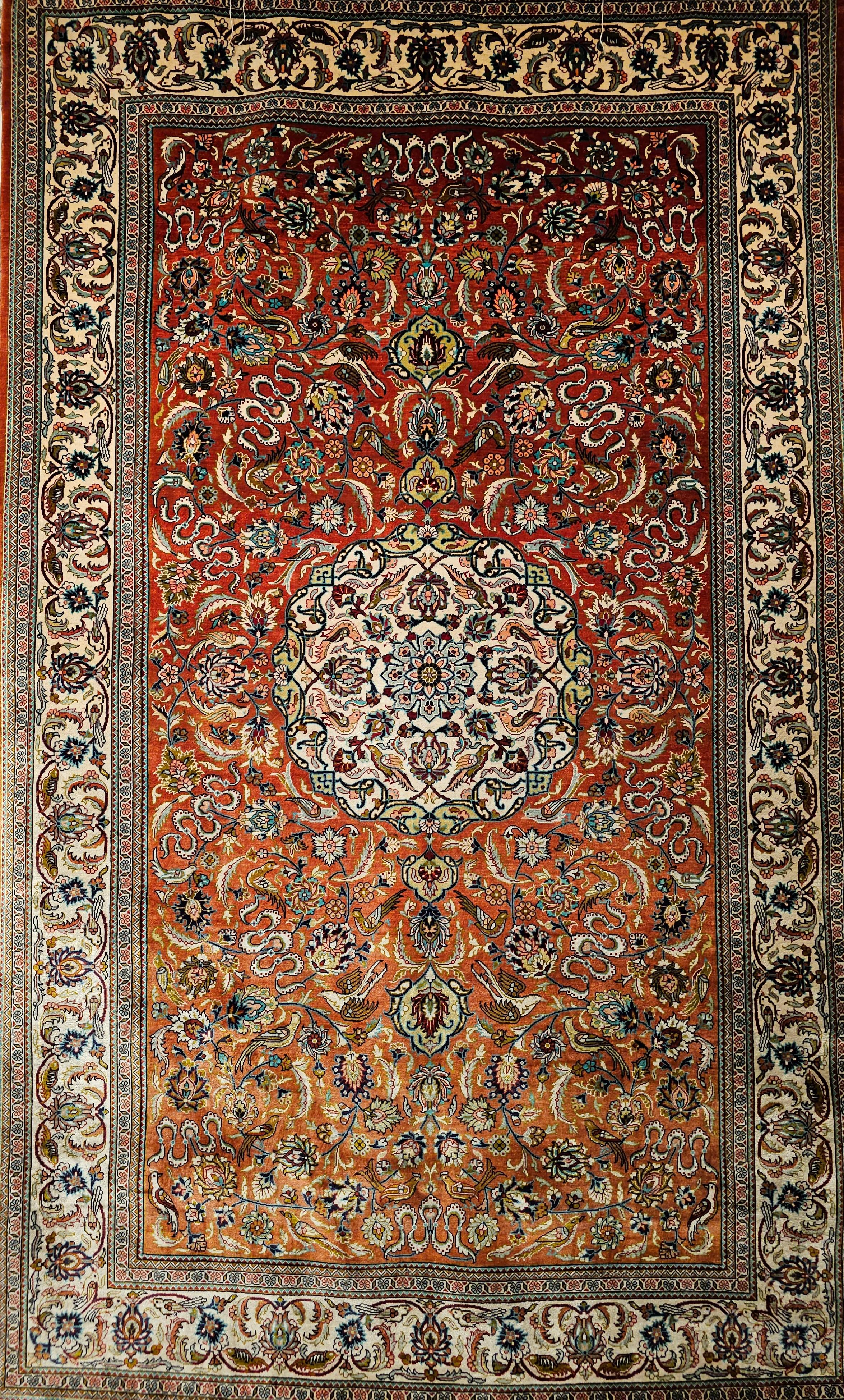 Türkischer Hereke-Teppich aus Seide mit Gartenmuster in Burgund, Elfenbein, Blau im Angebot