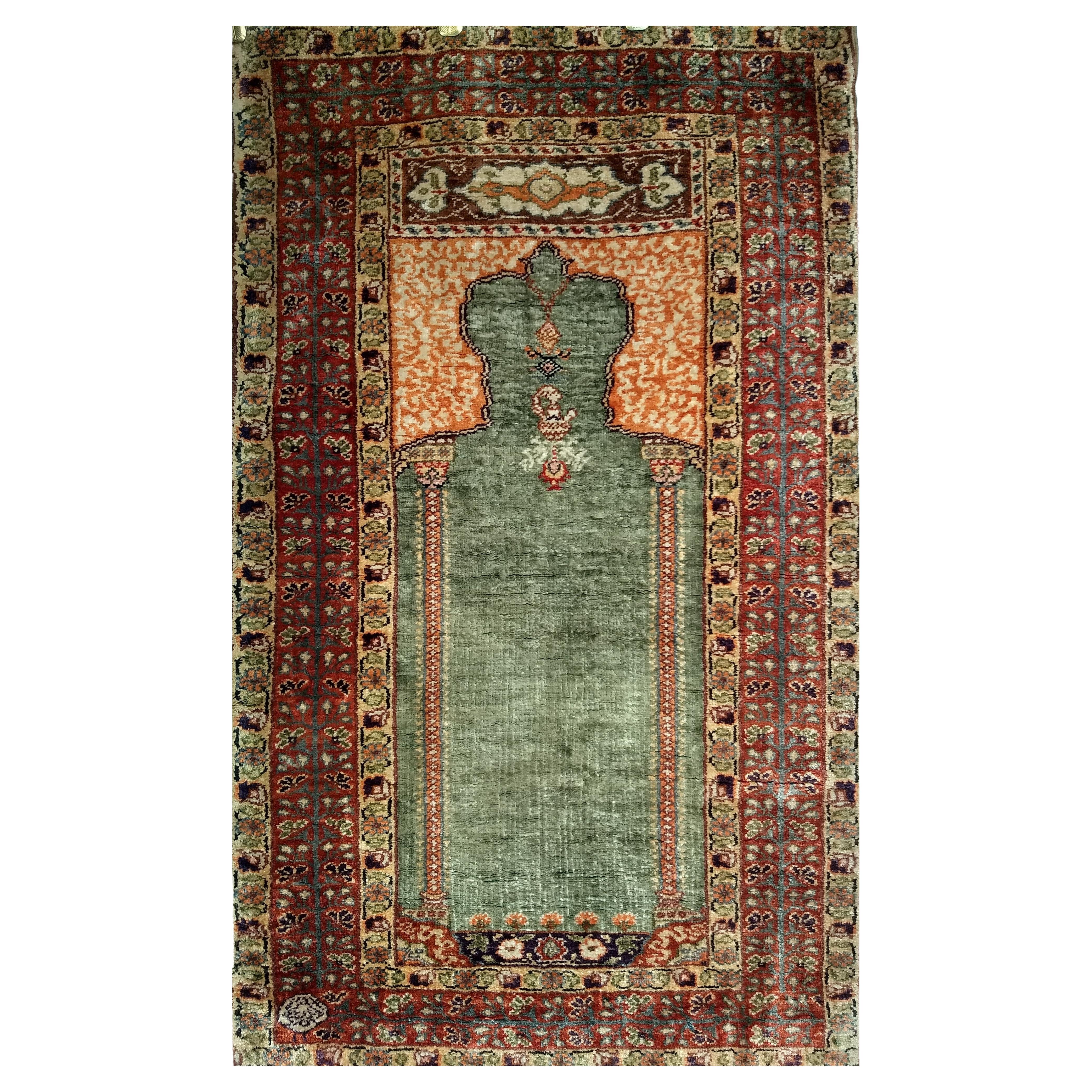Tapis vintage en soie turque Hereke à motifs de prières en vert et ivoire en vente