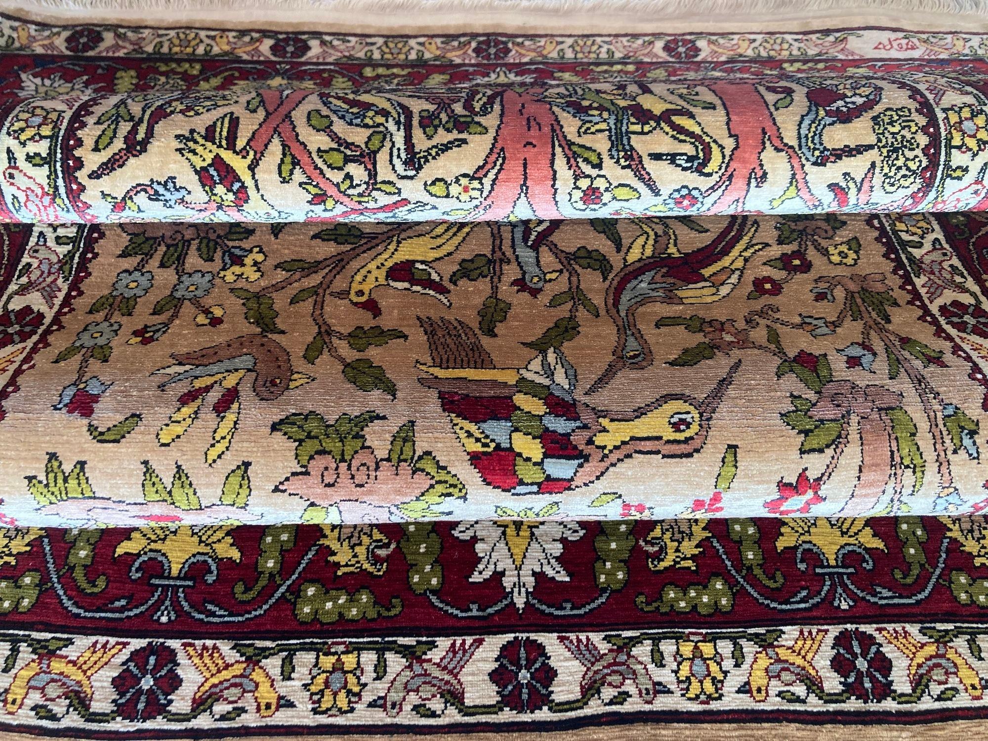 Türkischer Hereke-Teppich aus Seide im Vintage-Stil 1,27 m x 0,76 m im Angebot 9