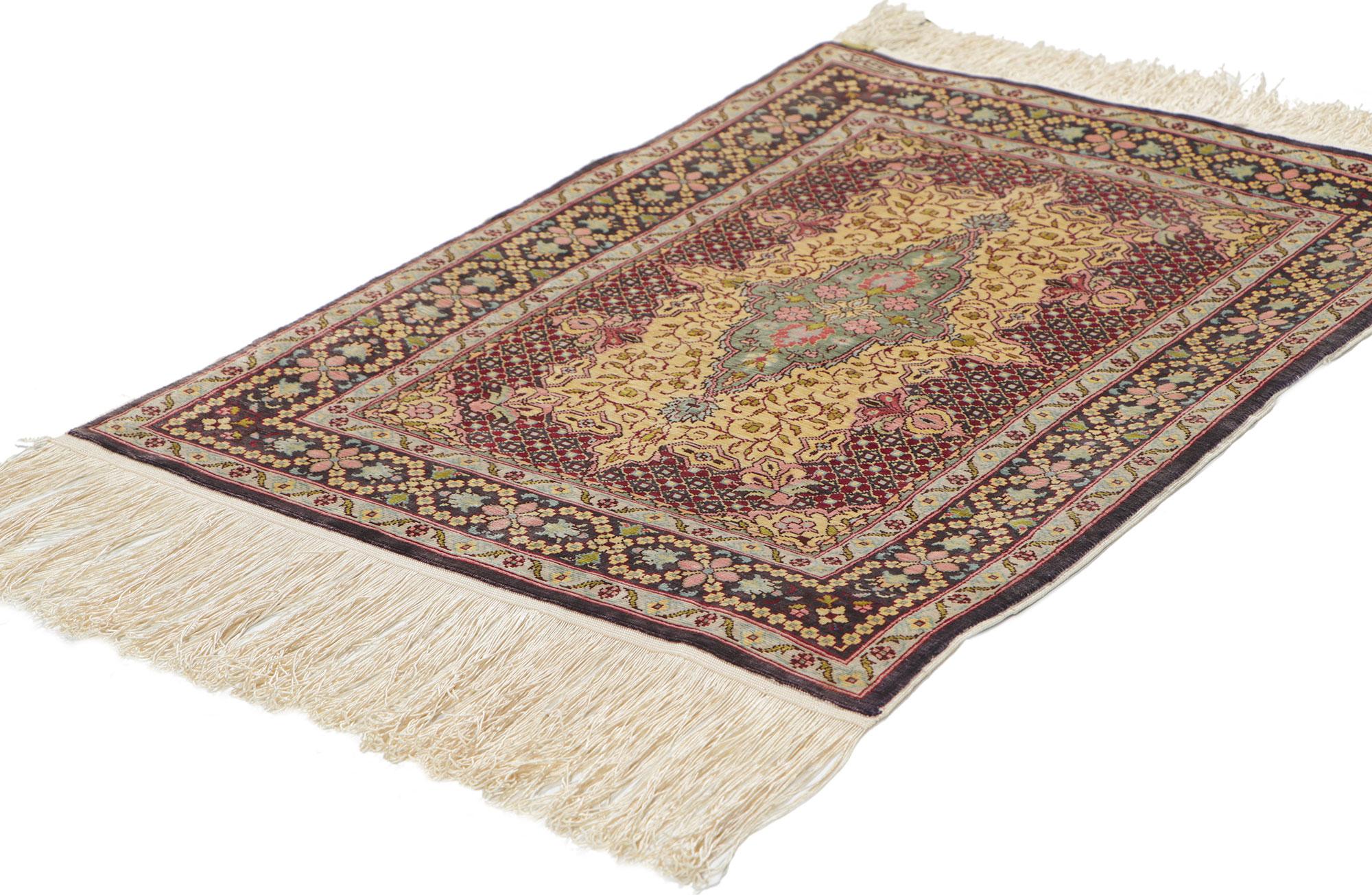 78516 Vintage Türkische Seide Hereke Teppich, 01'04 x 02'00. Dieser handgeknüpfte Hereke-Teppich aus Seide, der einen traditionellen Stil mit unglaublichen Details und Texturen ausstrahlt, ist eine fesselnde Vision gewebter Schönheit. Das zeitlose