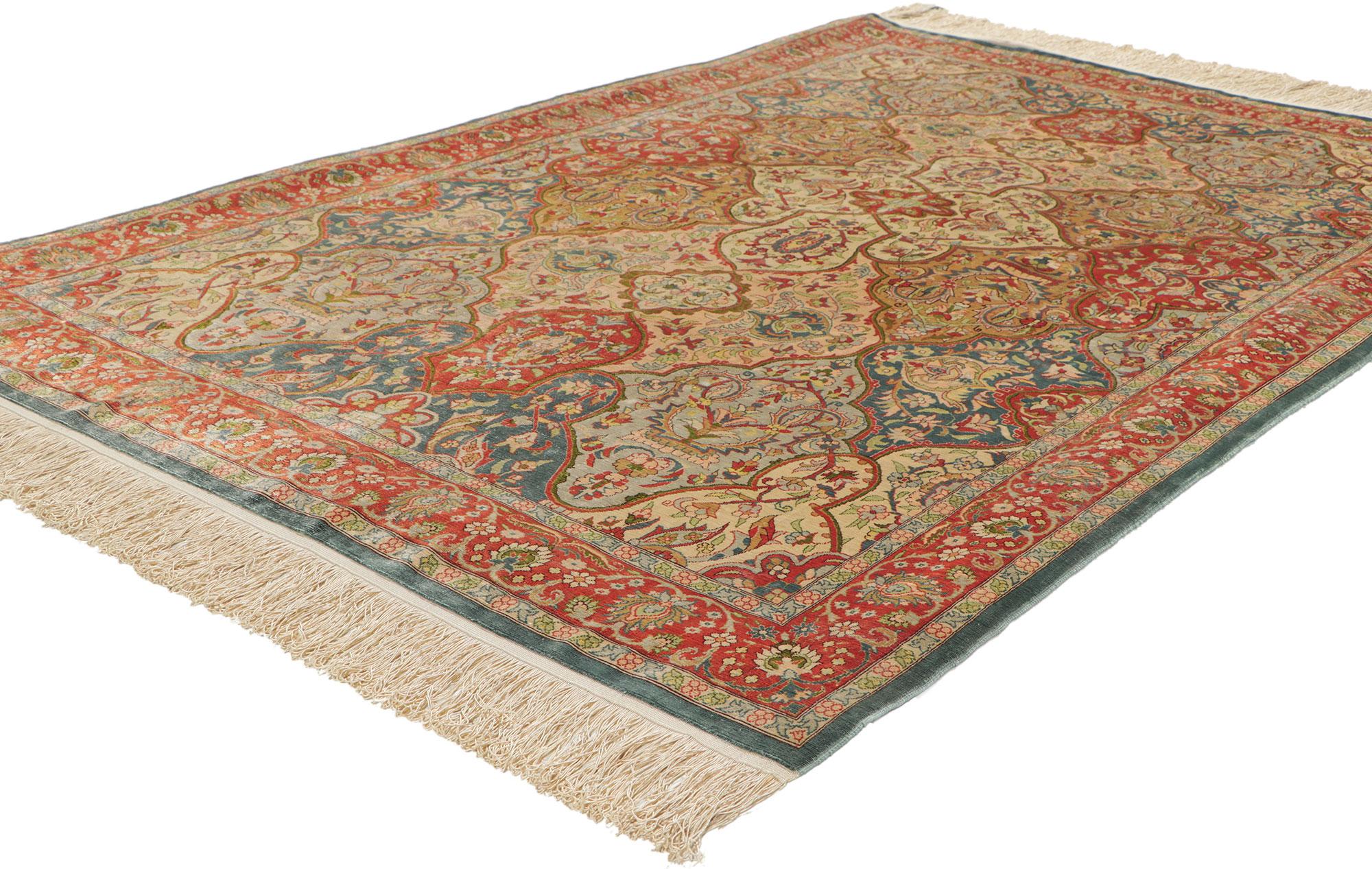 78514 Vintage Türkische Seide Hereke Teppich, 03'06 x 05'05. Dieser handgeknüpfte türkische Hereke-Teppich aus Seide mit unglaublichen Details und Texturen ist eine faszinierende Vision gewebter Schönheit. Das seltene Gartenfliesendesign und die