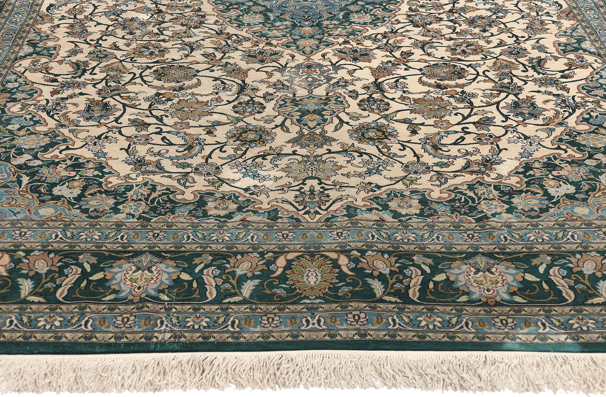 Türkischer Hereke-Teppich aus Seide im Vintage-Stil, Regal Charm Meets Stately Decadence (Handgeknüpft) im Angebot