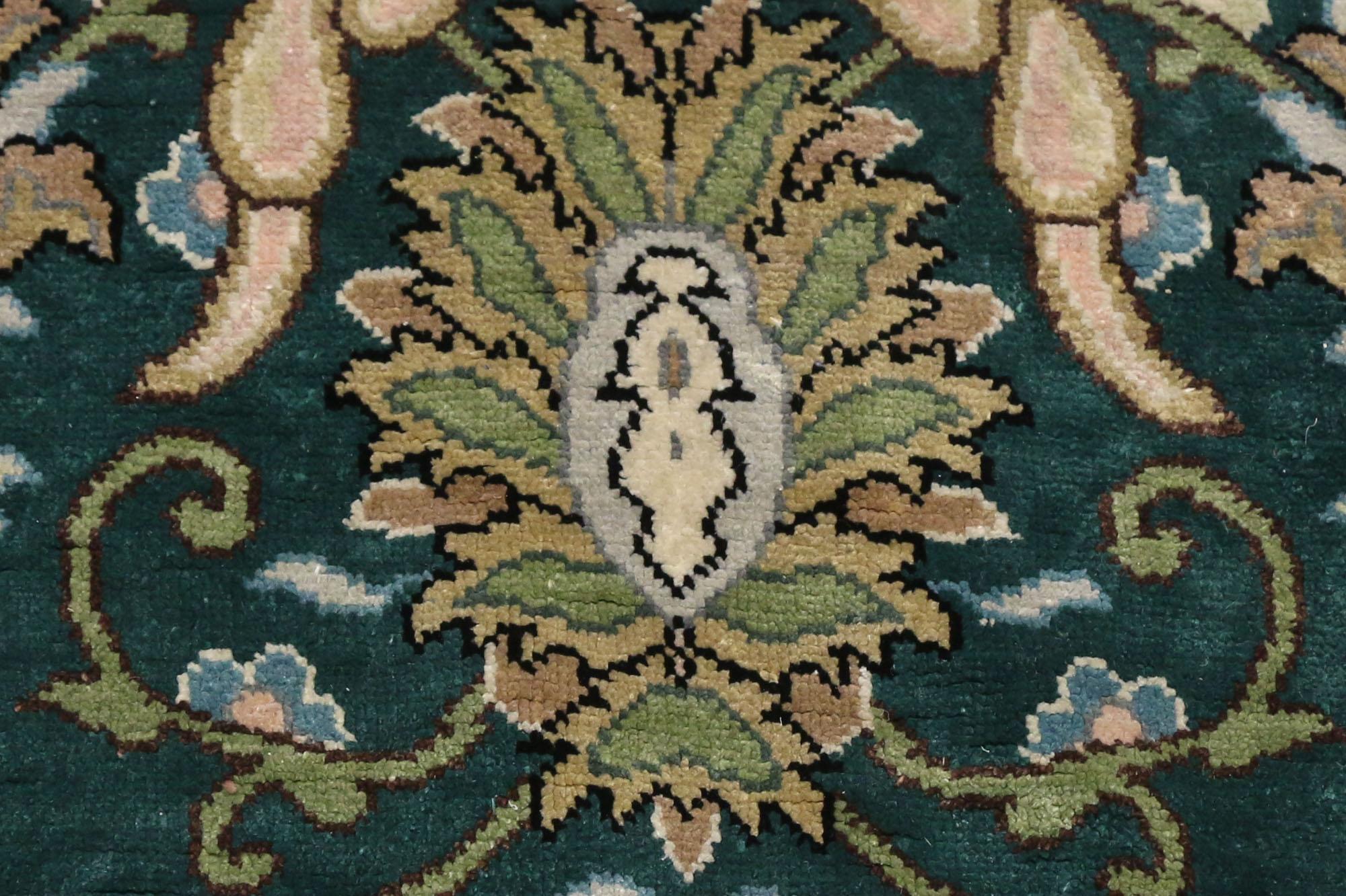 Türkischer Hereke-Teppich aus Seide im Vintage-Stil, Regal Charm Meets Stately Decadence im Angebot 1
