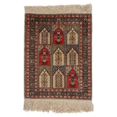 Tapis turc vintage en soie Hereke, l'allure intemporelle rencontre l'Elegance islamique