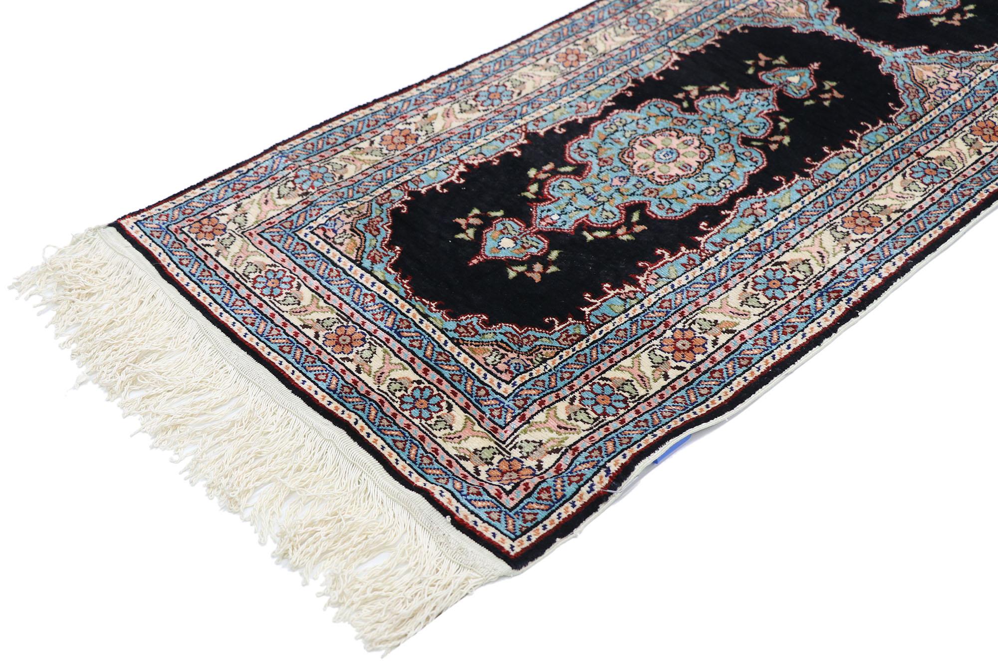 77797 Vintage Türkische Seide Hereke Teppich mit neoklassischen viktorianischen Stil 01'04 x 04'01. Mit kunstvollen Details und ausgewogener Symmetrie, kombiniert mit einer königlichen Farbpalette, verkörpert dieser handgeknüpfte Teppich aus