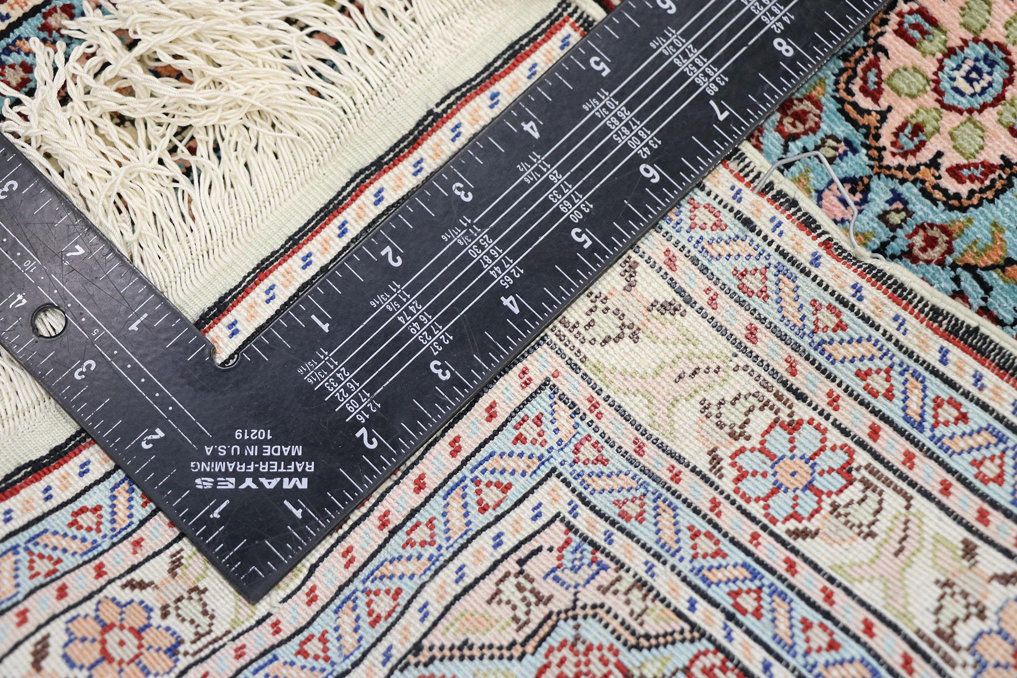 Türkischer Hereke-Teppich aus Seide mit neoklassischem viktorianischem Stil im Zustand „Gut“ im Angebot in Dallas, TX