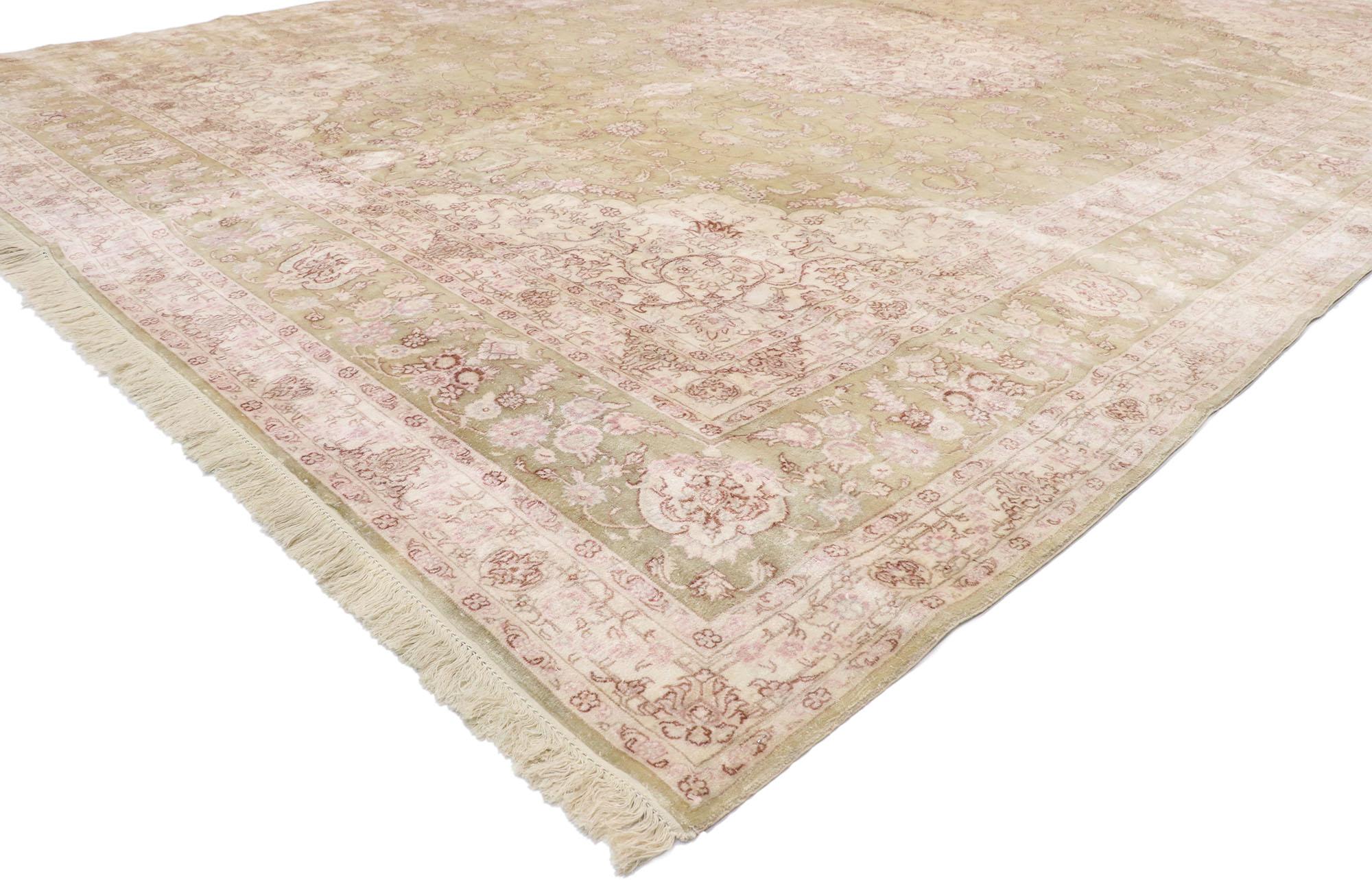 76935, Tapis de style Art Nouveau Vintage Hereke rose et écru. Impeccablement détaillé, du champ à la série de bordures, ce tapis en soie de conception Hereke vintage affiche un style Art nouveau en forme d'arabesque. Un grand médaillon occupe le