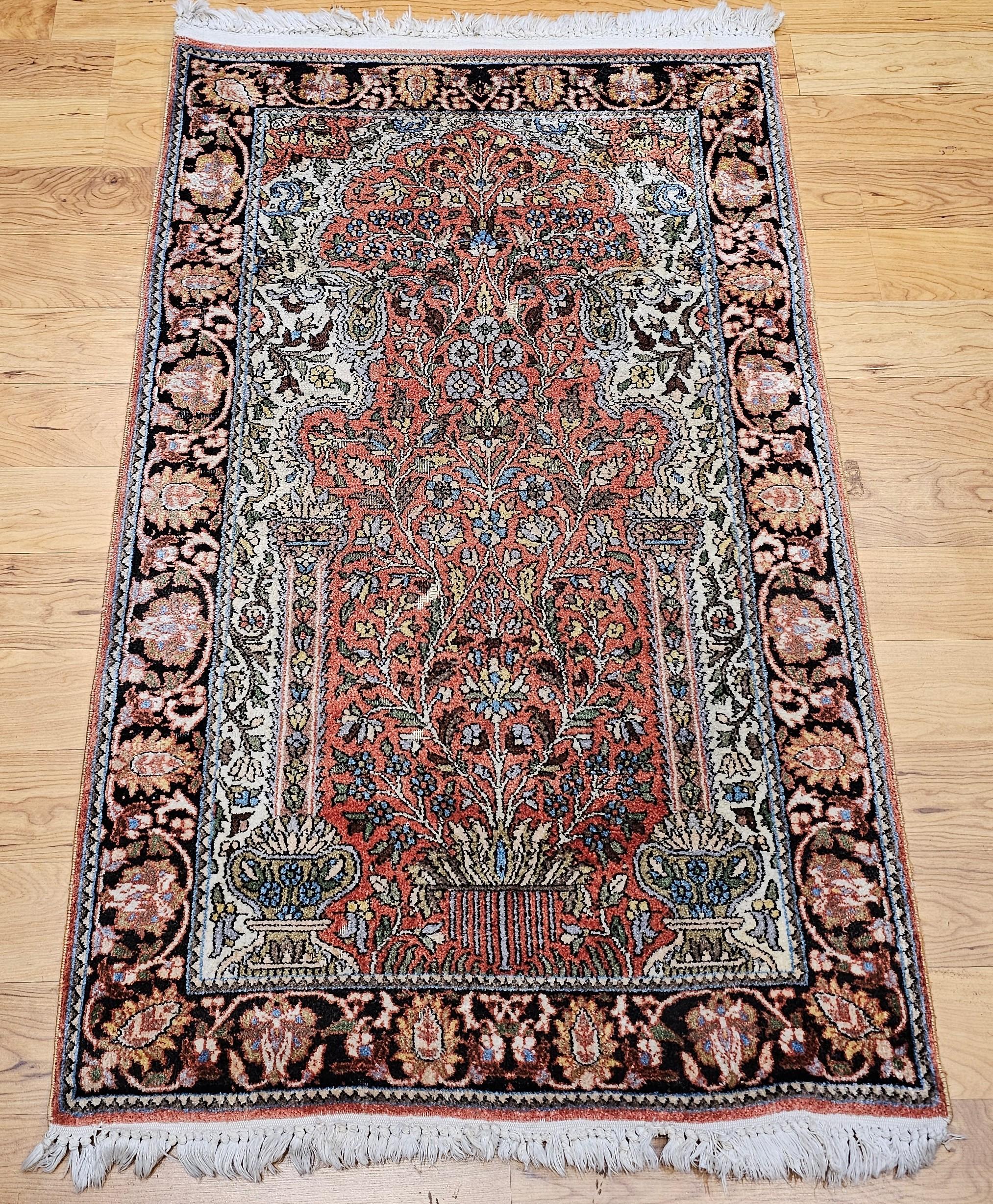 Véritable célébration de l'art anatolien, ce tapis pictural vintage en soie turque présente le motif enchanteur de l'arbre de vie, qui symbolise la croissance, la connexion et l'harmonie de la nature. Connu sous le nom de 
