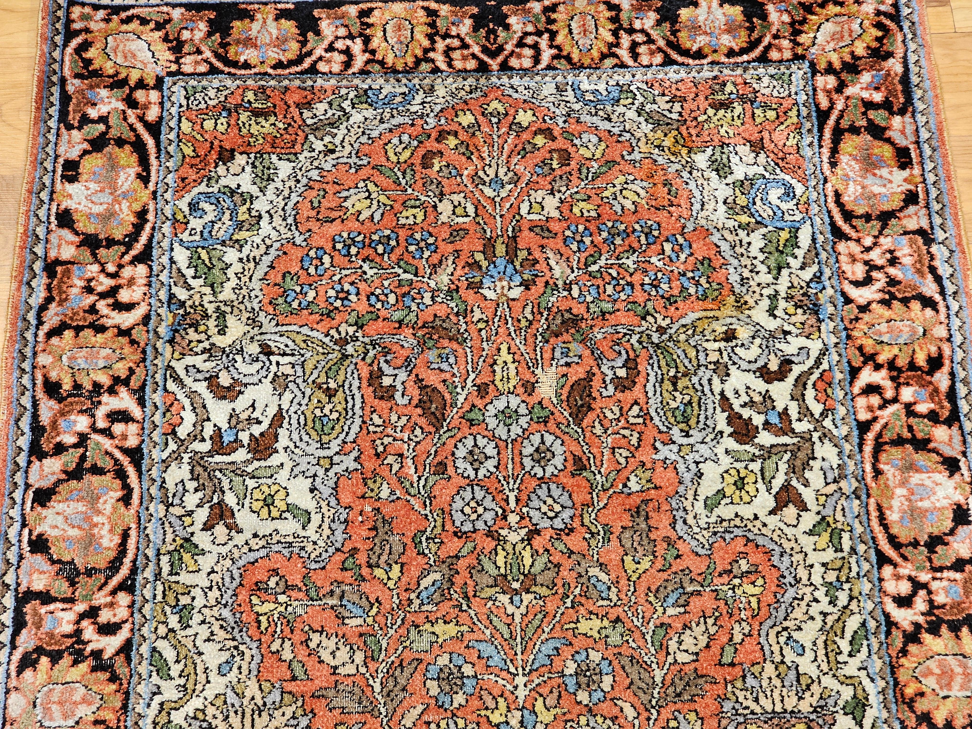 20ième siècle Tapis turc vintage en soie représentant l'arbre de vie en rouge rouille, bleu, Brown, ivoire en vente