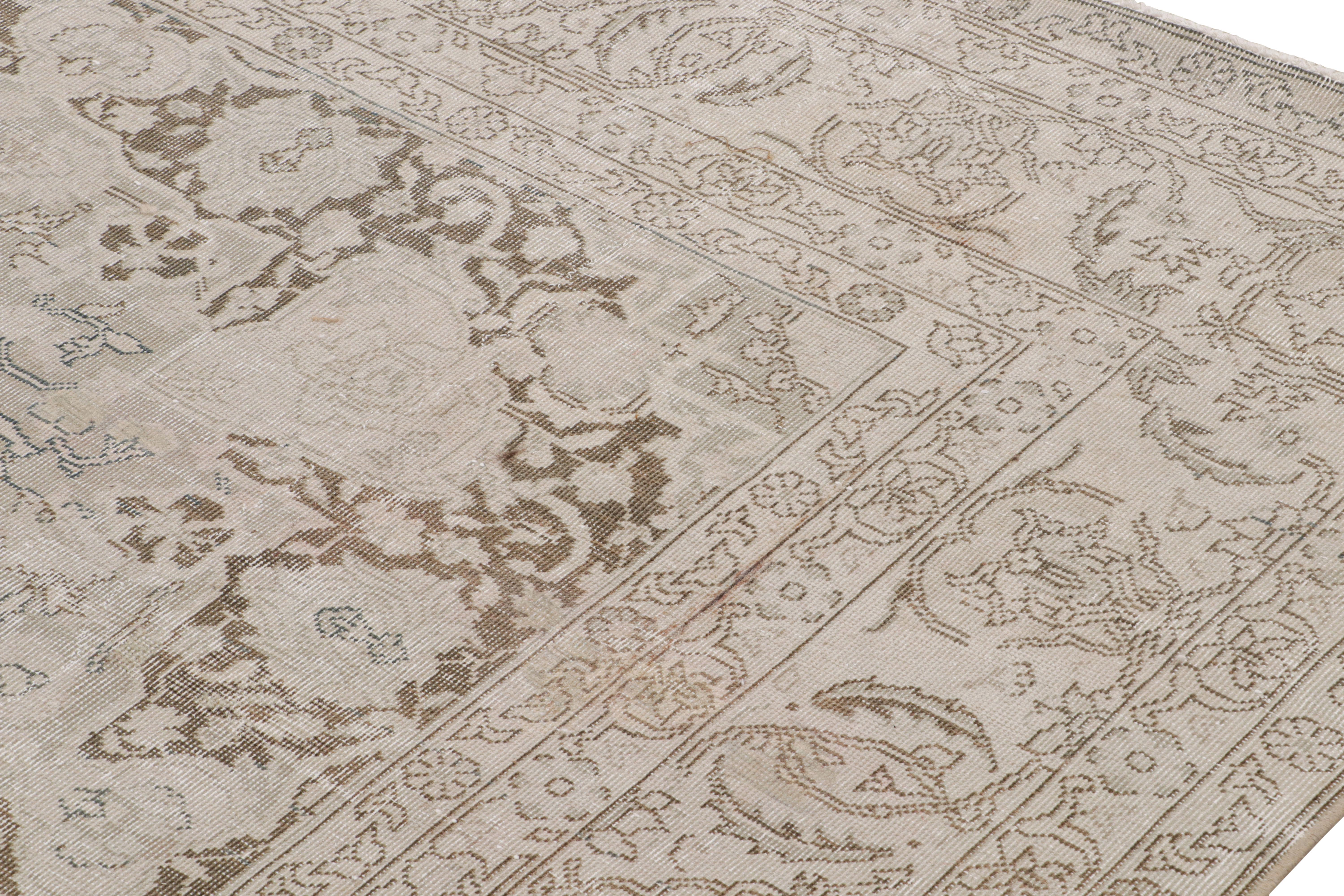 Türkischer Siraz-Teppich mit Blumenmustern in Taupe und Brown, von Rug & Kilim (Moderne) im Angebot