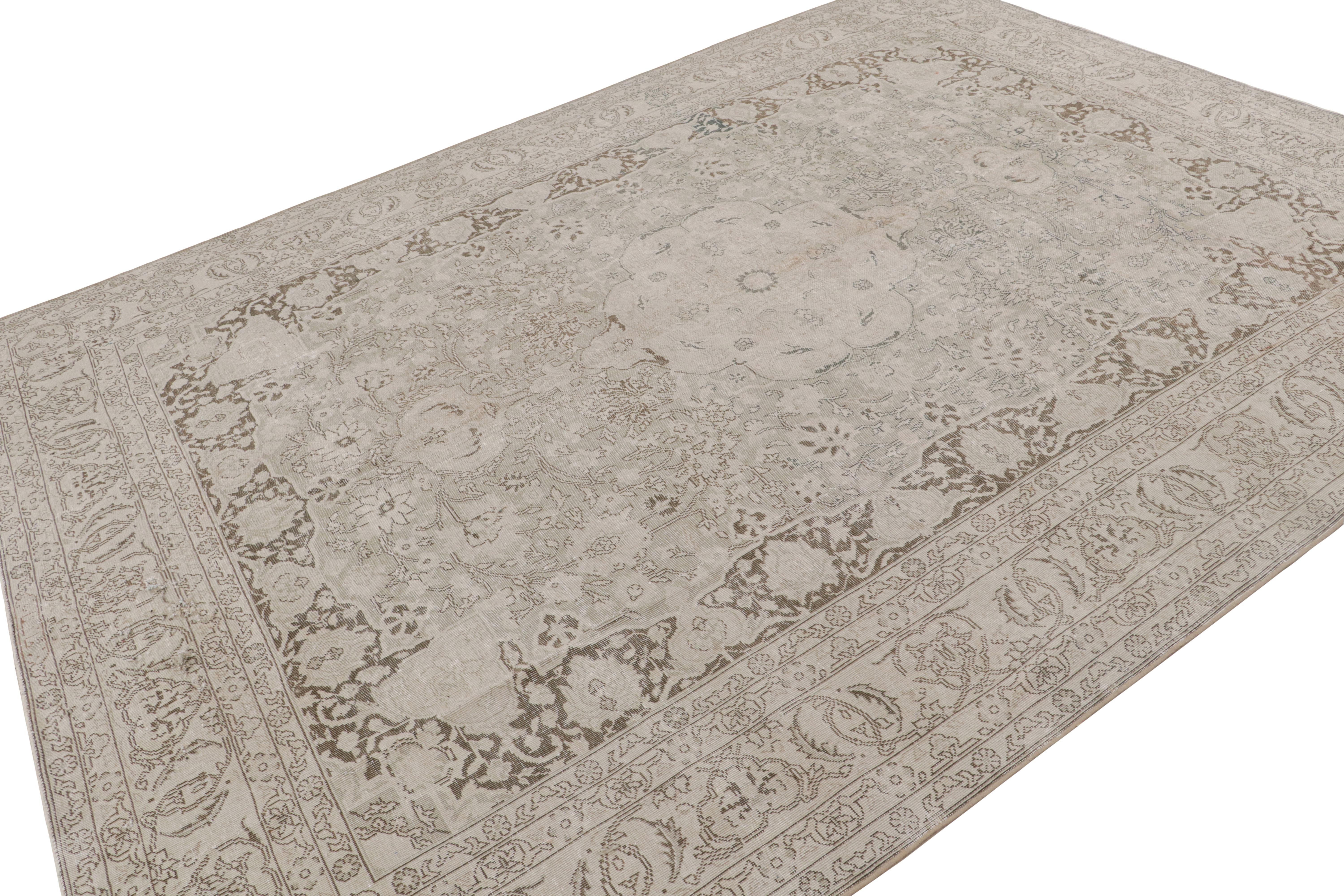 Türkischer Siraz-Teppich mit Blumenmustern in Taupe und Brown, von Rug & Kilim (Handgeknüpft) im Angebot