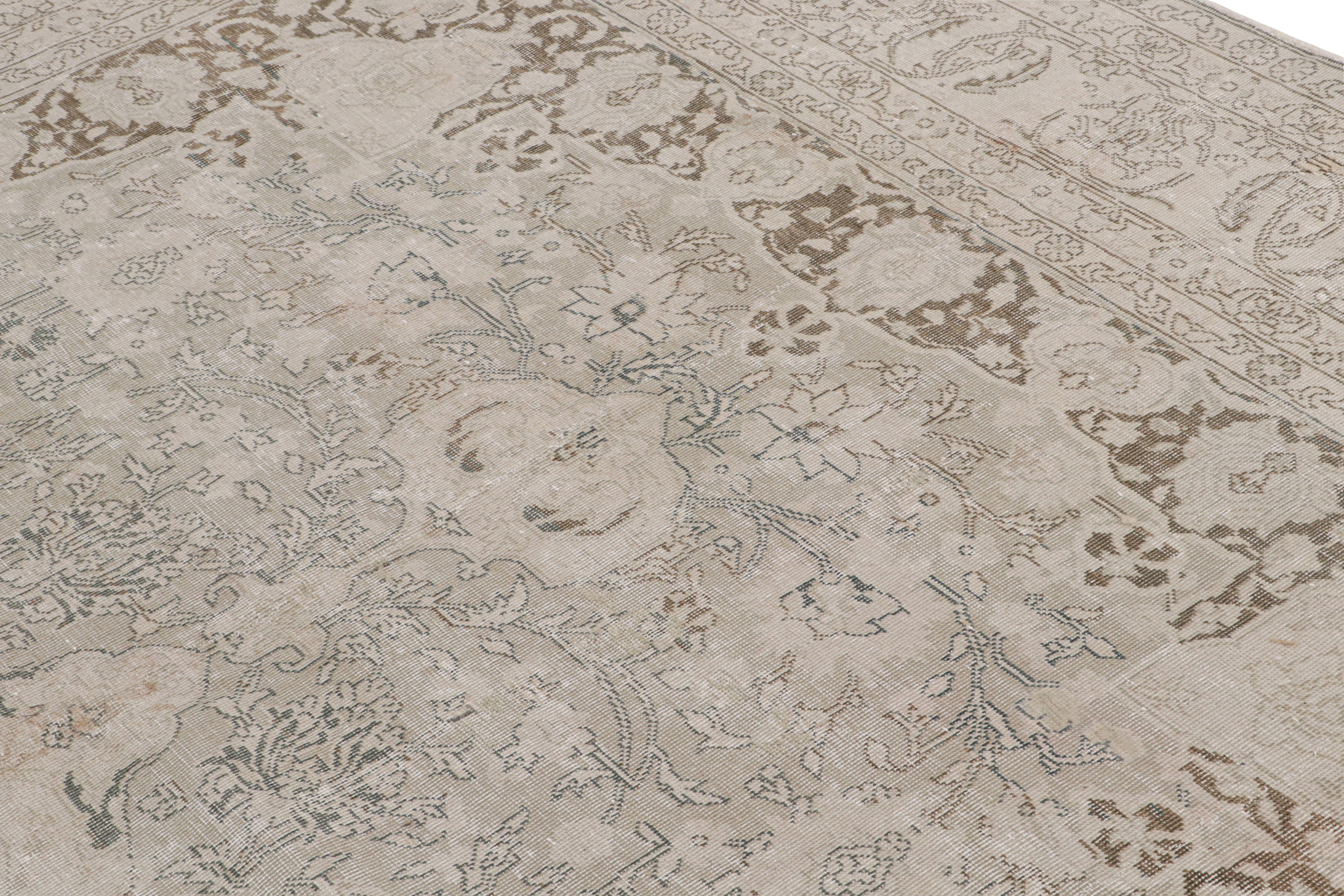 Türkischer Siraz-Teppich mit Blumenmustern in Taupe und Brown, von Rug & Kilim (Ende des 20. Jahrhunderts) im Angebot