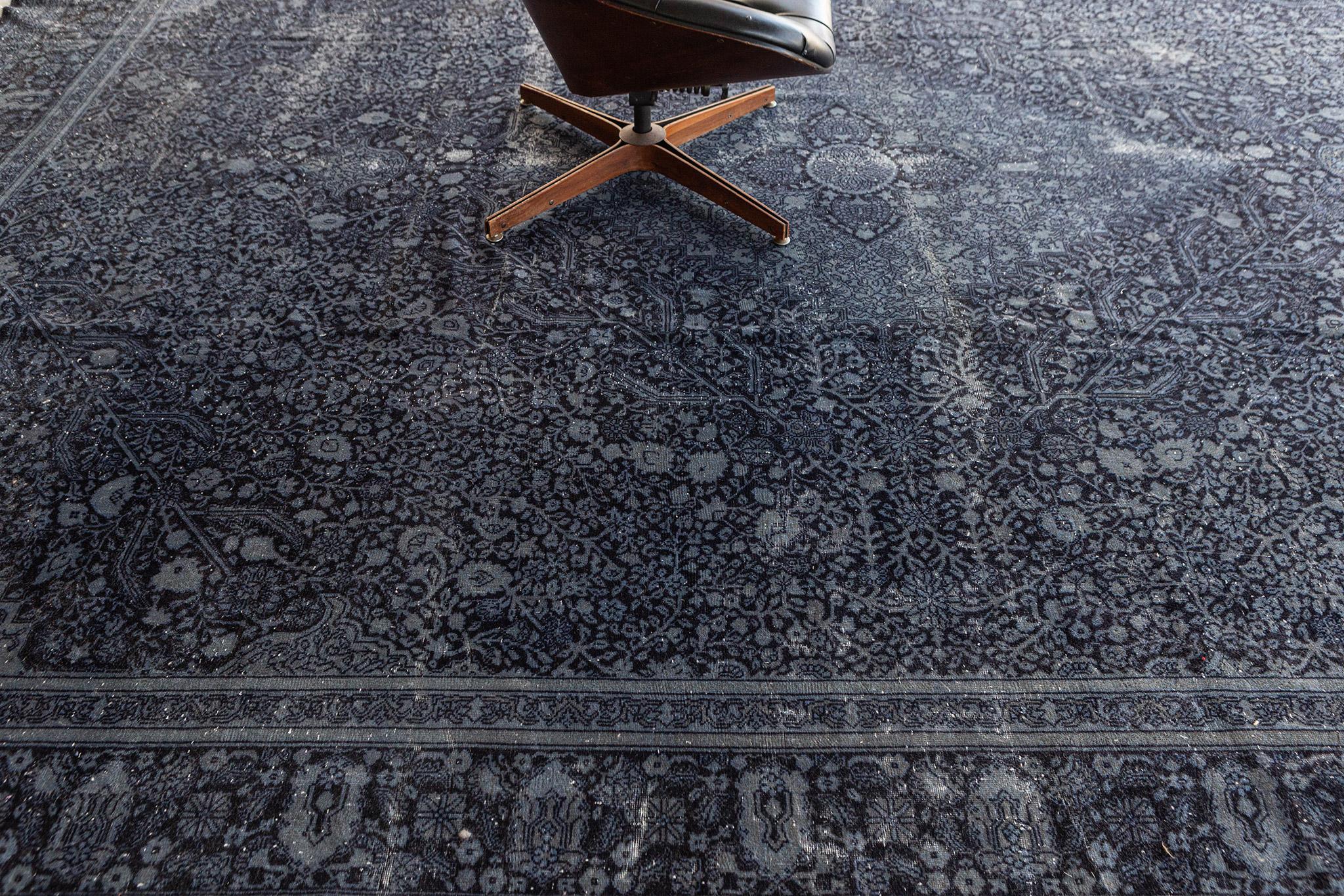 Les tapis Eleg comme celui-ci sont des tapis décoratifs de qualité supérieure pour les intérieurs qui requièrent une touche formelle et élégante. Ce tapis contient un médaillon en forme de diamant avec des motifs floraux et de vigne sur tout le