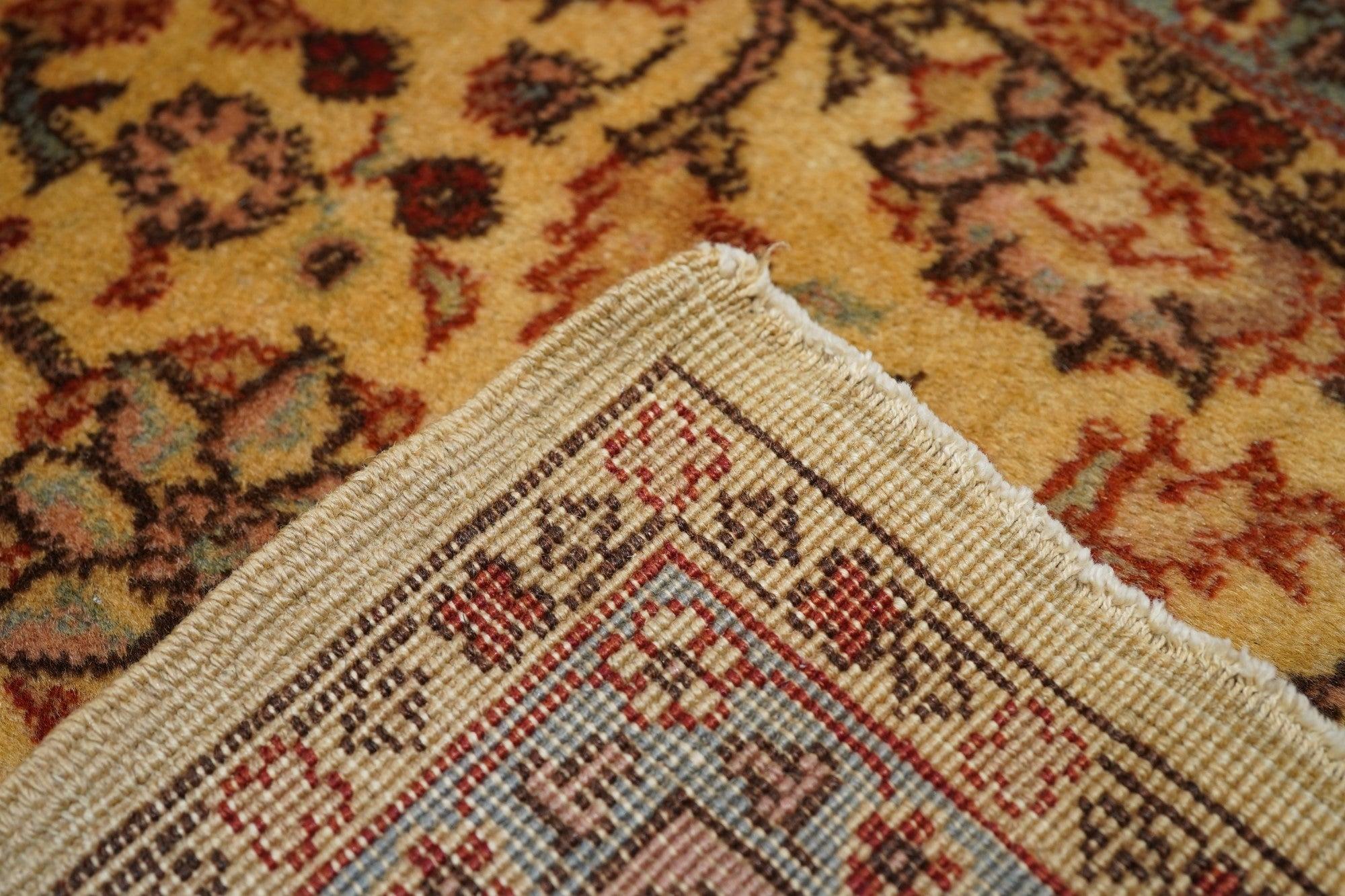 Türkischer Sivas-Teppich im Vintage-Stil 3'7'' x 6'5'' im Angebot 3