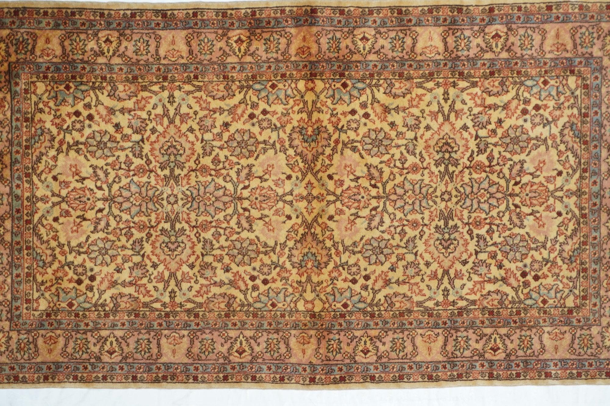 Türkischer Sivas-Teppich im Vintage-Stil 3'7'' x 6'5'' (Handgeknüpft) im Angebot