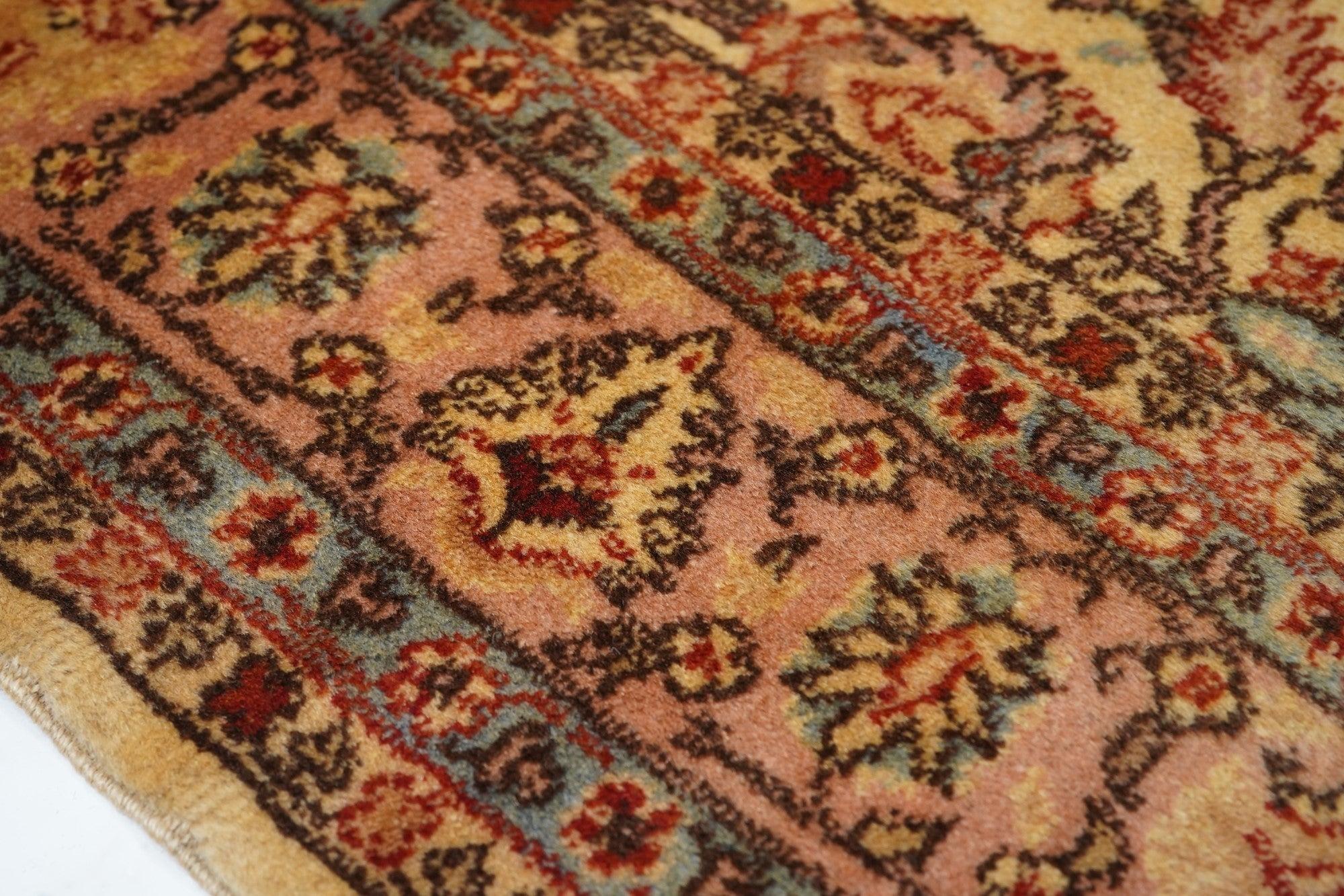 Türkischer Sivas-Teppich im Vintage-Stil 3'7'' x 6'5'' im Zustand „Gut“ im Angebot in New York, NY
