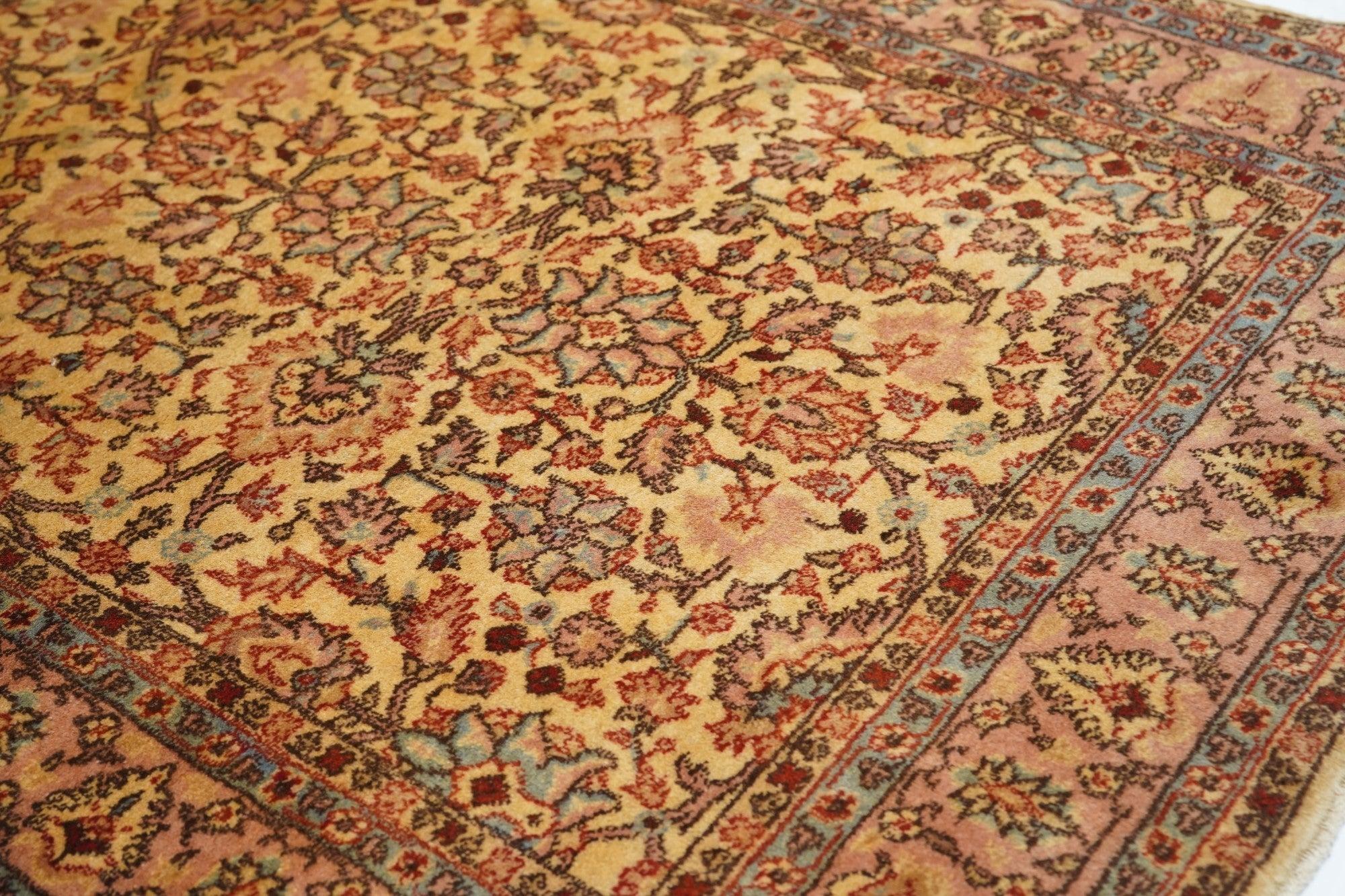 Türkischer Sivas-Teppich im Vintage-Stil 3'7'' x 6'5'' (Mitte des 20. Jahrhunderts) im Angebot