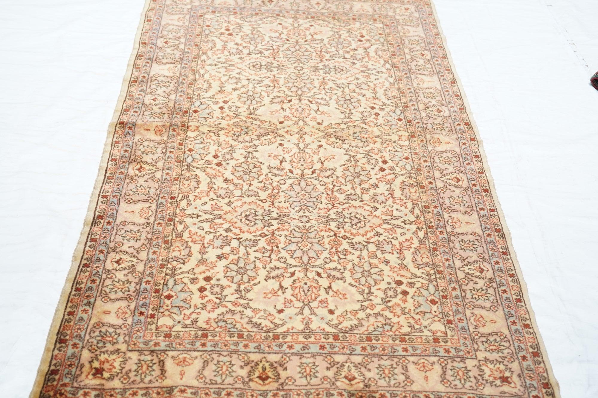 Türkischer Sivas-Teppich im Vintage-Stil 3'7'' x 6'5'' im Angebot 1