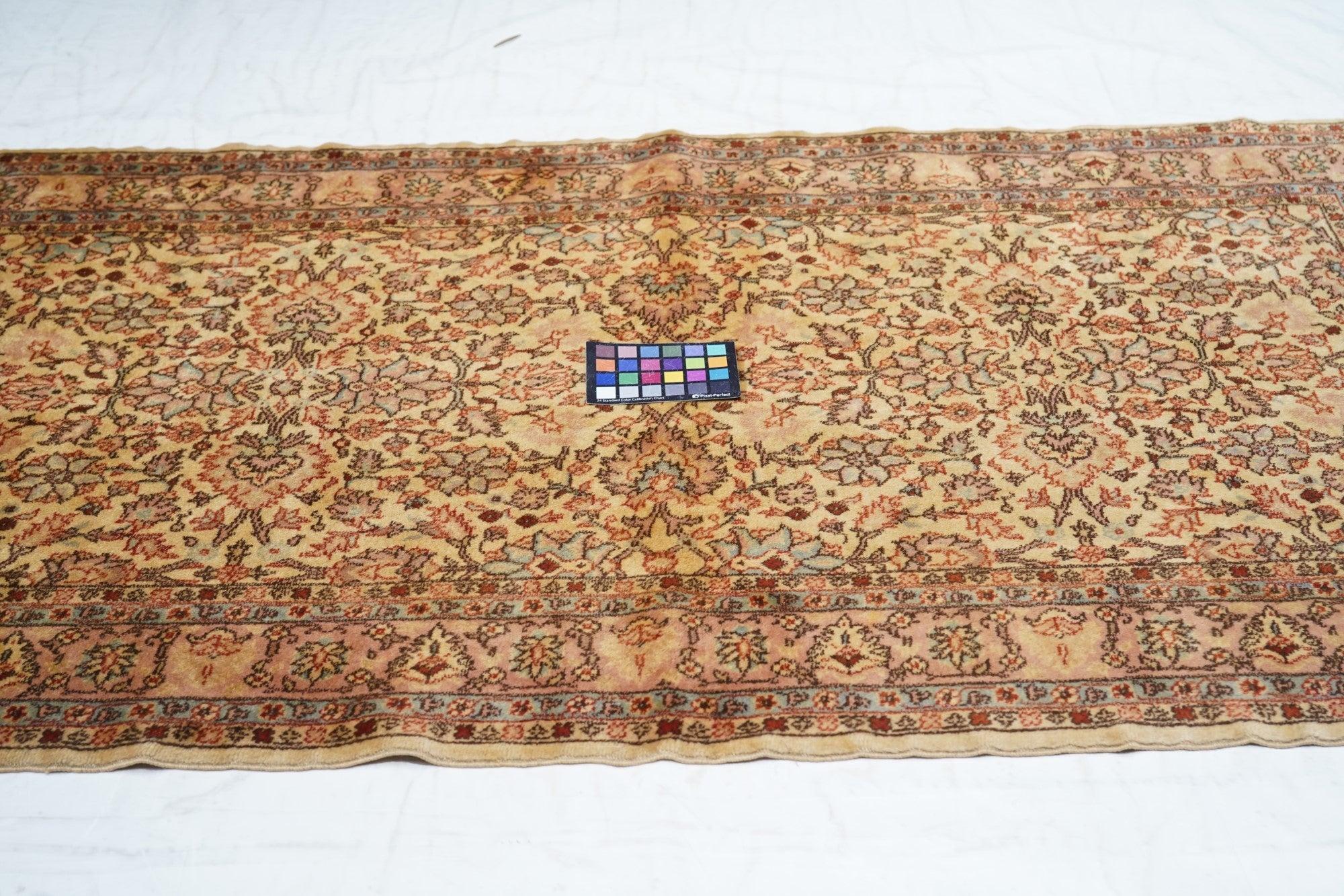 Türkischer Sivas-Teppich im Vintage-Stil 3'7'' x 6'5'' im Angebot 2