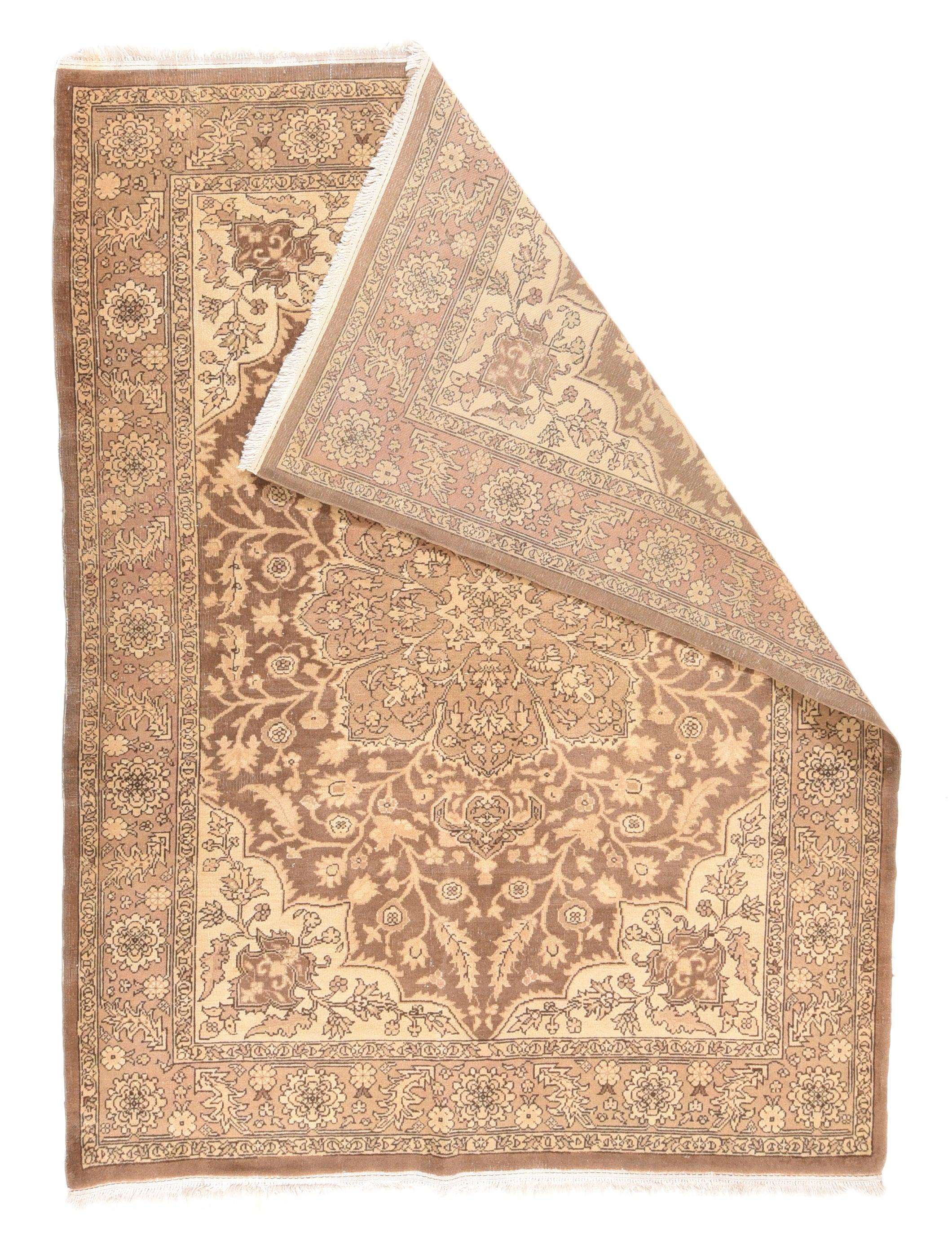Vintage Turkish Sivas Rug 5'7'' x 7'7''. Dieses gut gewebte Stück in leicht abgemilderter Farbgebung zeigt ein sienafarbenes, gewelltes und spitz zulaufendes Feld, in dessen Mitte ein oktogrammiertes Palmettenmedaillon steht, aus dem sich blühende