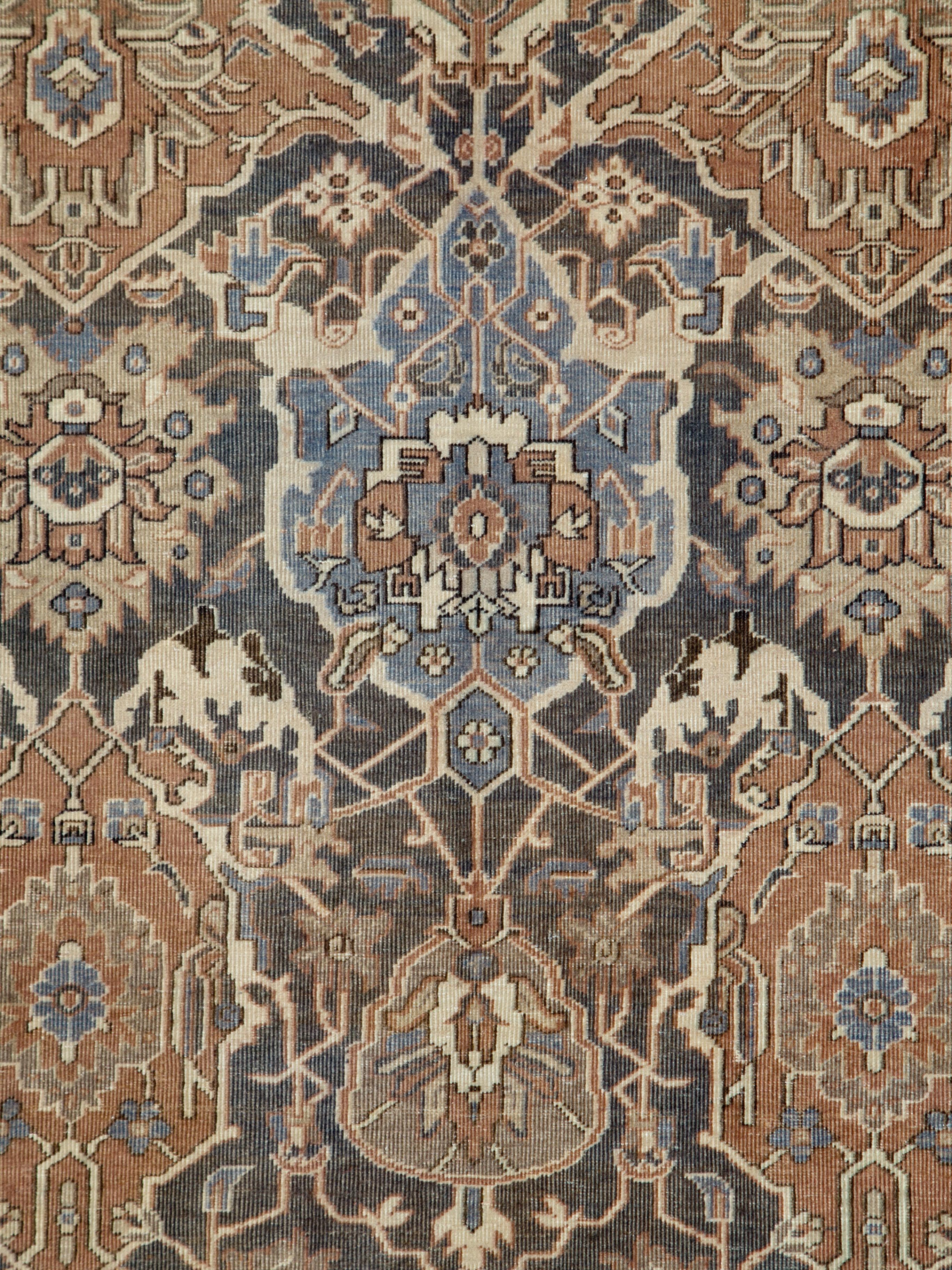 A vintage Turkish Sivas rug from the mid-20th century.

Measures: 7' 10