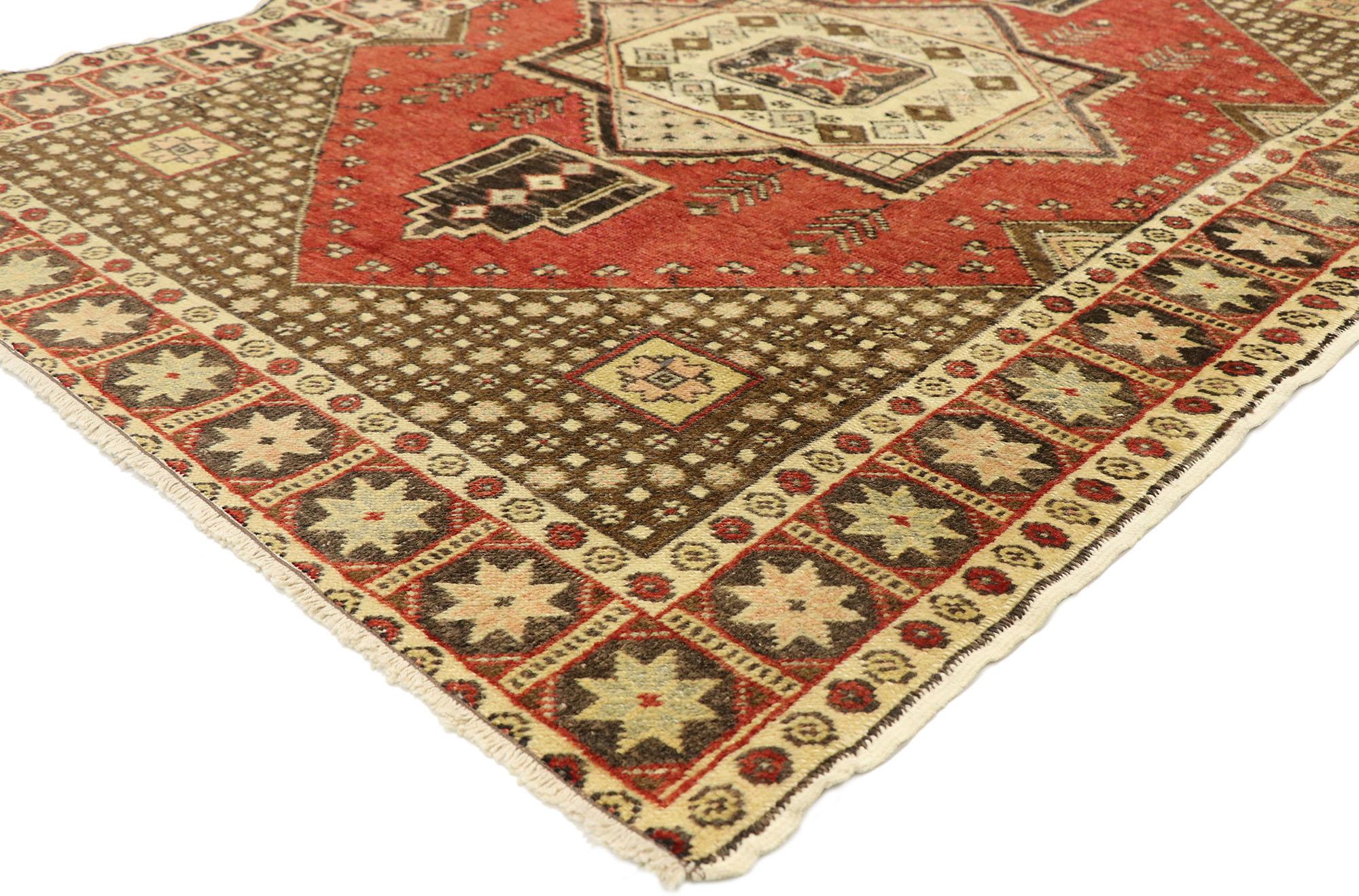 51457 Vintage Turkish Sivas Rug, 04'04 x 05'10. Dieser handgeknüpfte türkische Sivas-Teppich aus Wolle ist ein atemberaubendes Beispiel traditioneller türkischer Handwerkskunst und besticht durch seinen lebendigen Charme. Sein Herzstück ist ein