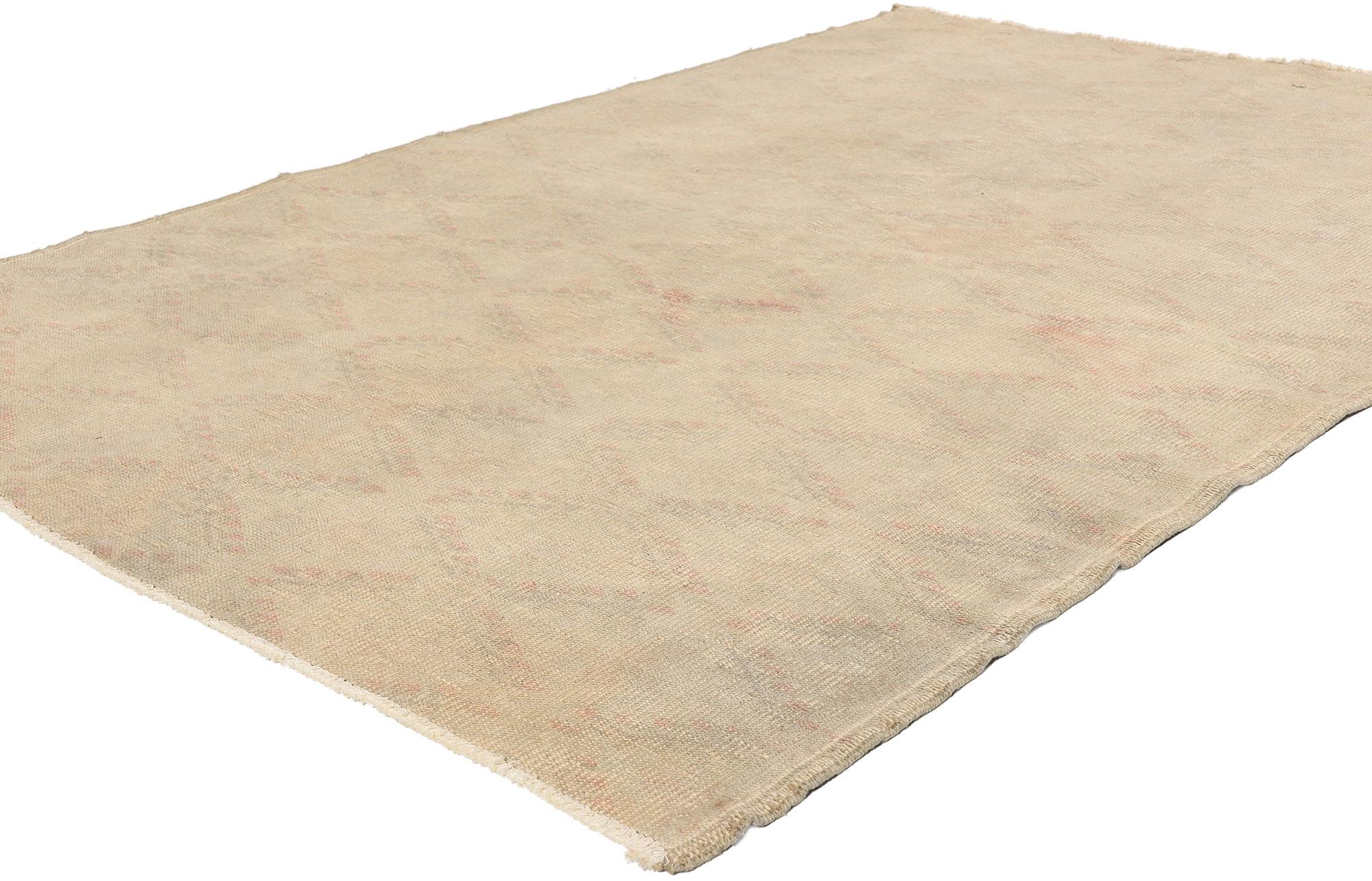 51988 Tapis Vintage Distressed Turkish Sivas, 05'00 x 07'06. Alliant l'élégance du design provincial français à un raffinement décontracté, ce tapis Sivas turc vintage en laine nouée à la main et vieillie évoque un charme et une sophistication