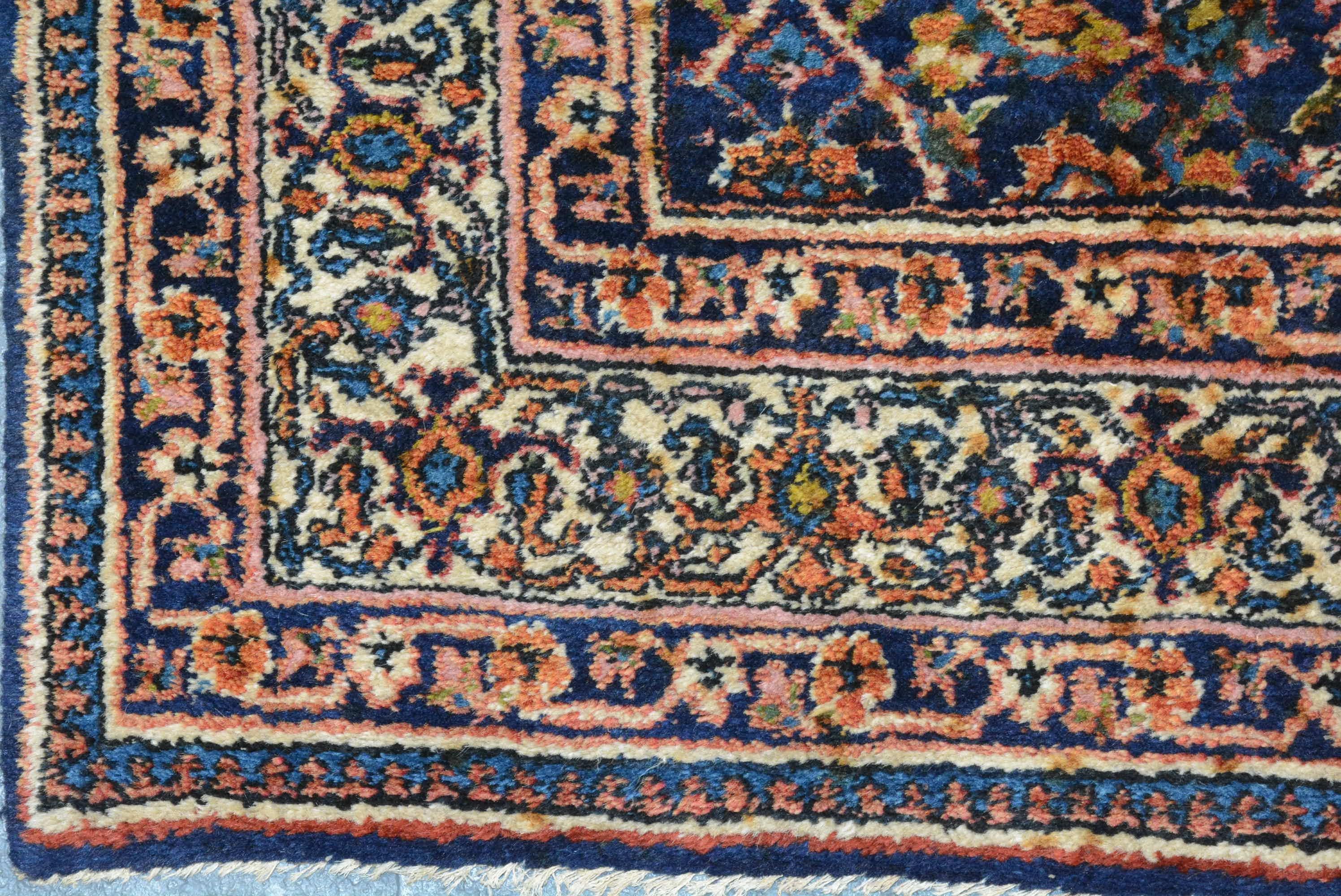 Vintage Turkish Sivas Rug In Excellent Condition For Sale In Closter, NJ