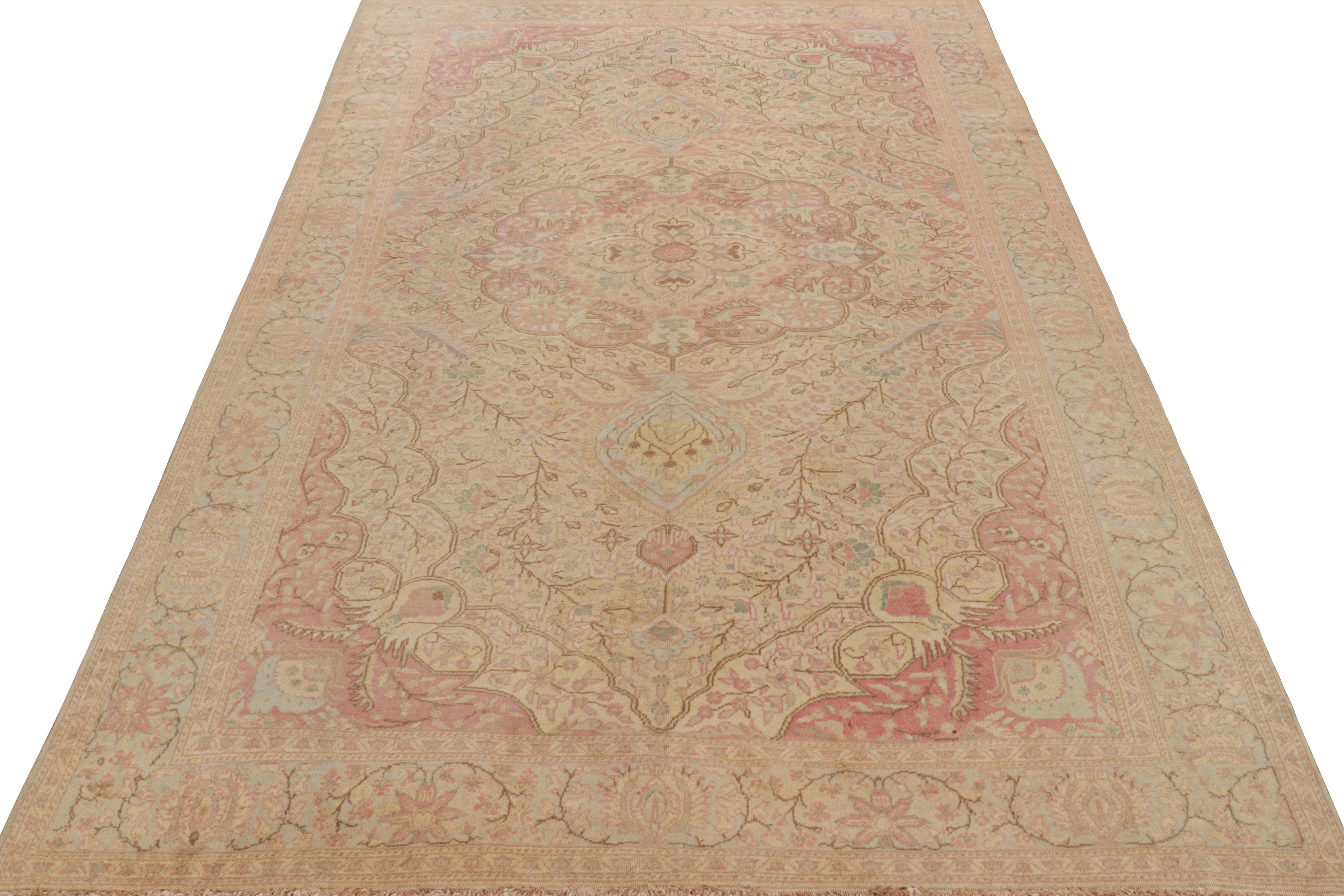 Vintage Turkish Sivas Rug in Beige with Pink Medallion In Good Condition For Sale In Long Island City, NY