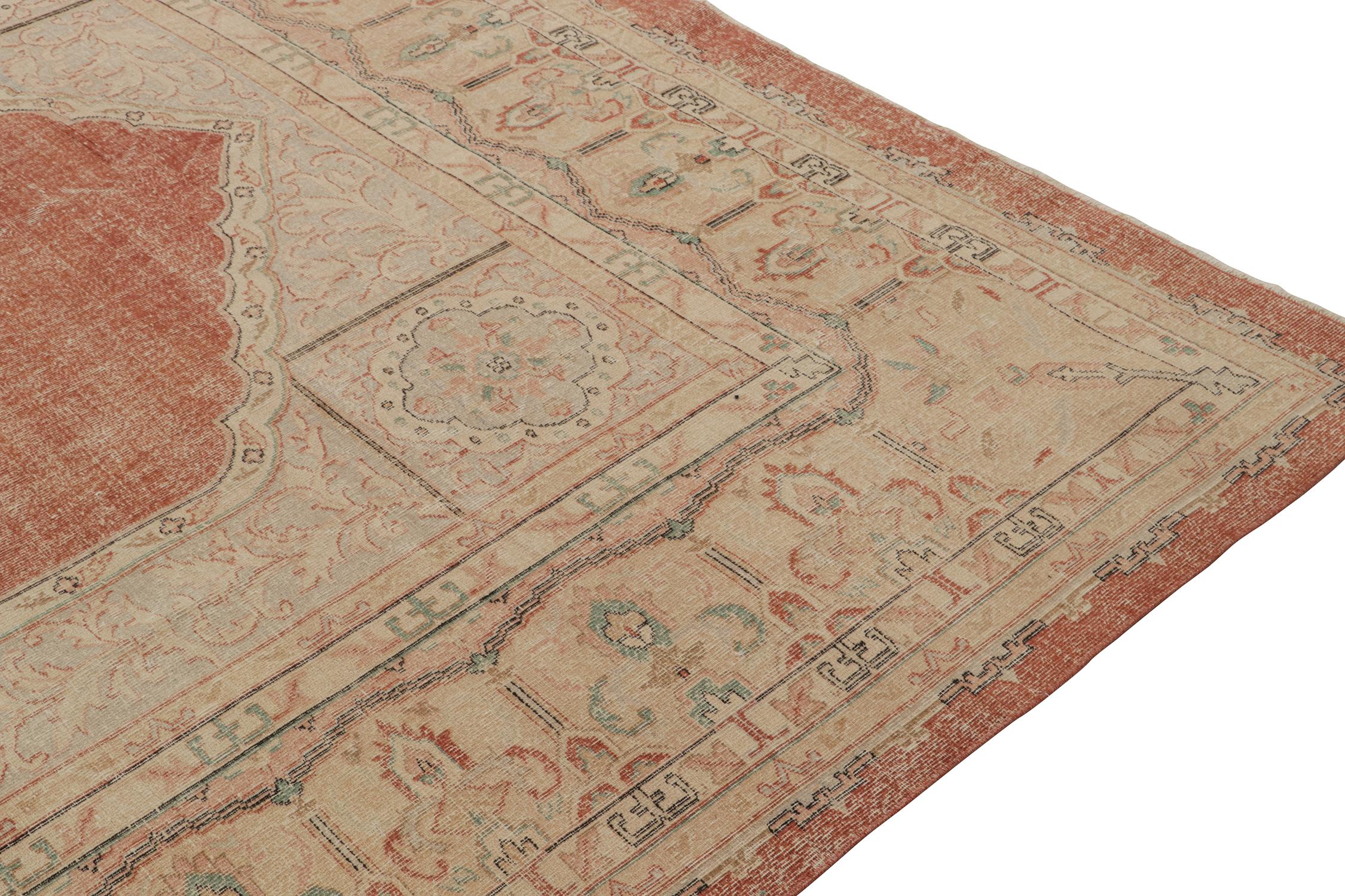 Alfombra turca vintage Sivas en azul óxido y medallón floral rosa by Rug & Kilim en Bueno estado para la venta en Long Island City, NY