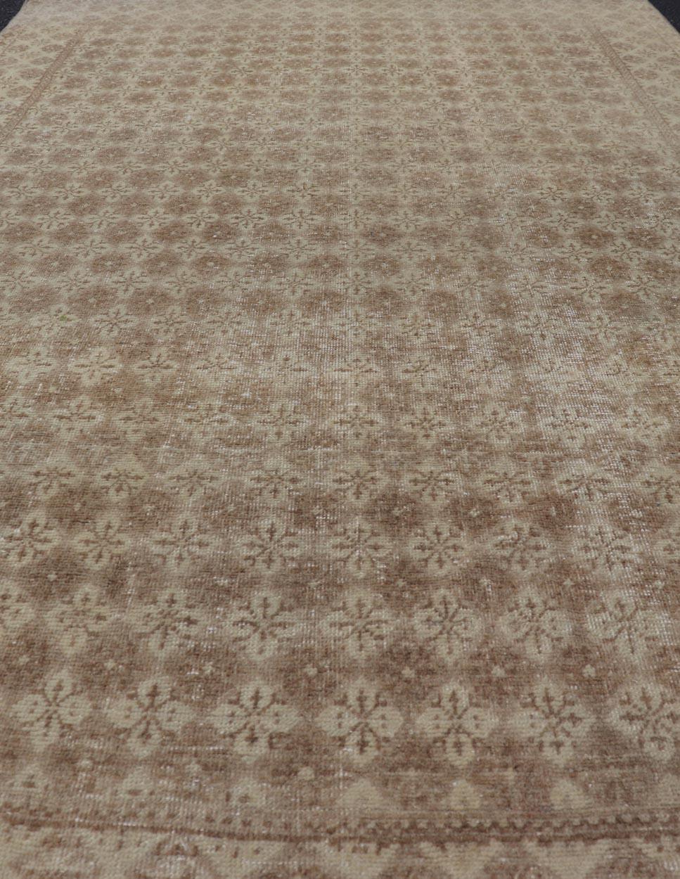 Hand-Knotted Vintage Turkish Sivas Rug in Soft Beige and Ivory 4'1