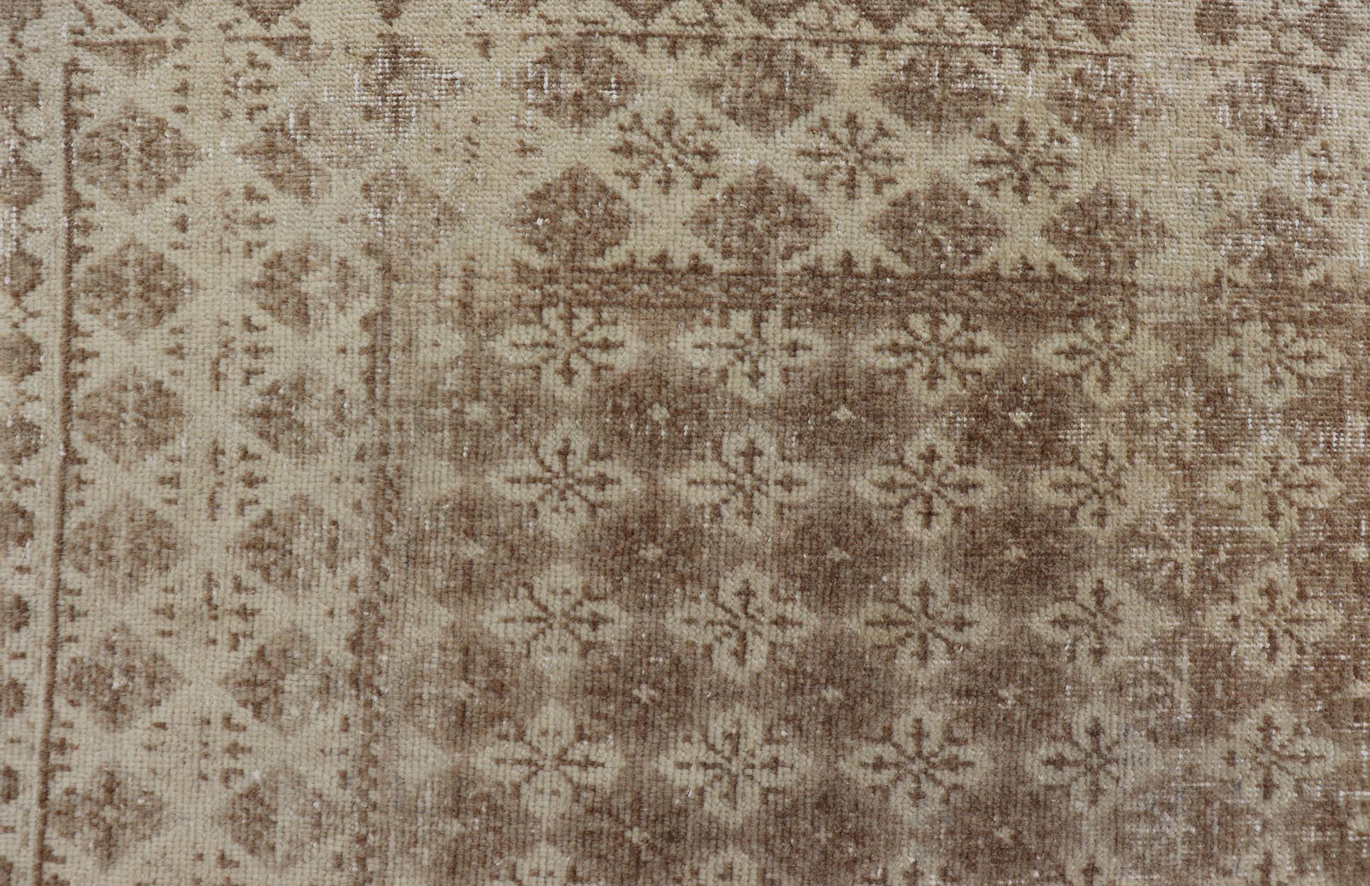 Wool Vintage Turkish Sivas Rug in Soft Beige and Ivory 4'1