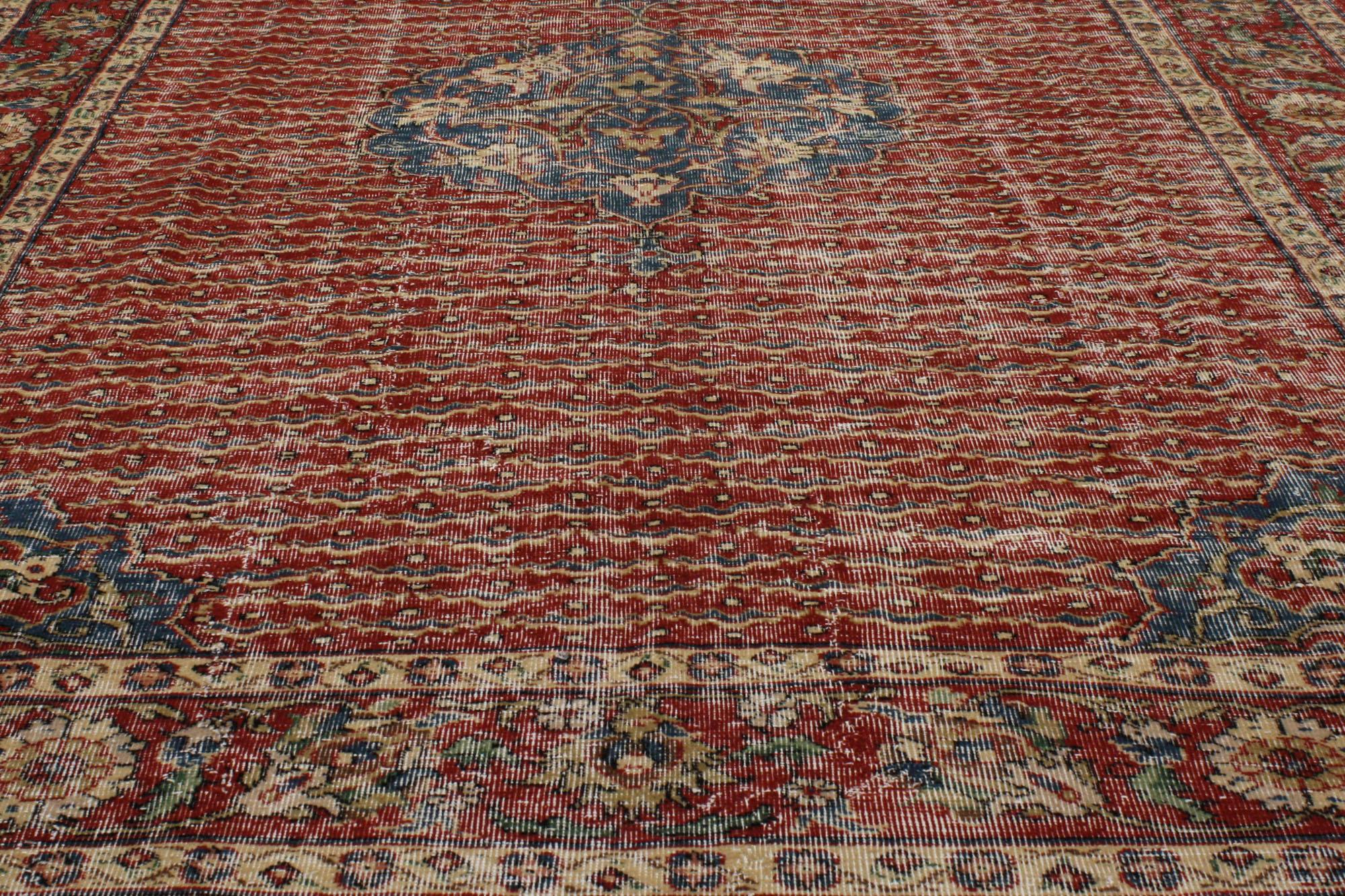 Vintage Turkish Sivas Rug, Rustic Charm Meets Traditional Sensibility In Distressed Condition For Sale In Dallas, TX
