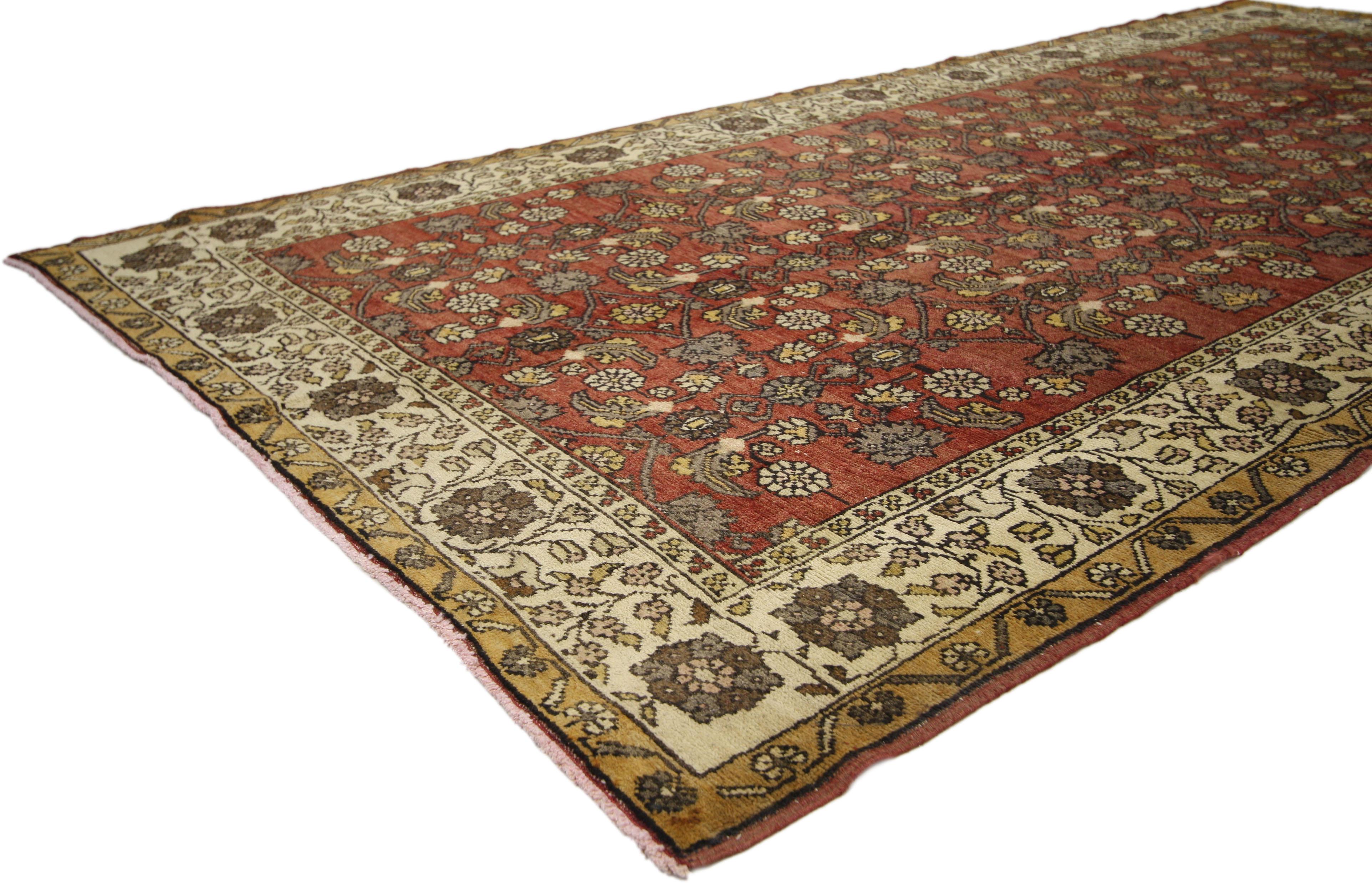 50410, tapis turc vintage Sivas de style moderne et traditionnel. Ce tapis Sivas turc vintage en laine nouée à la main présente un motif Herati élaboré flottant sur un champ rouge abrasé entouré d'une bordure beige composée de fleurs et de palmettes