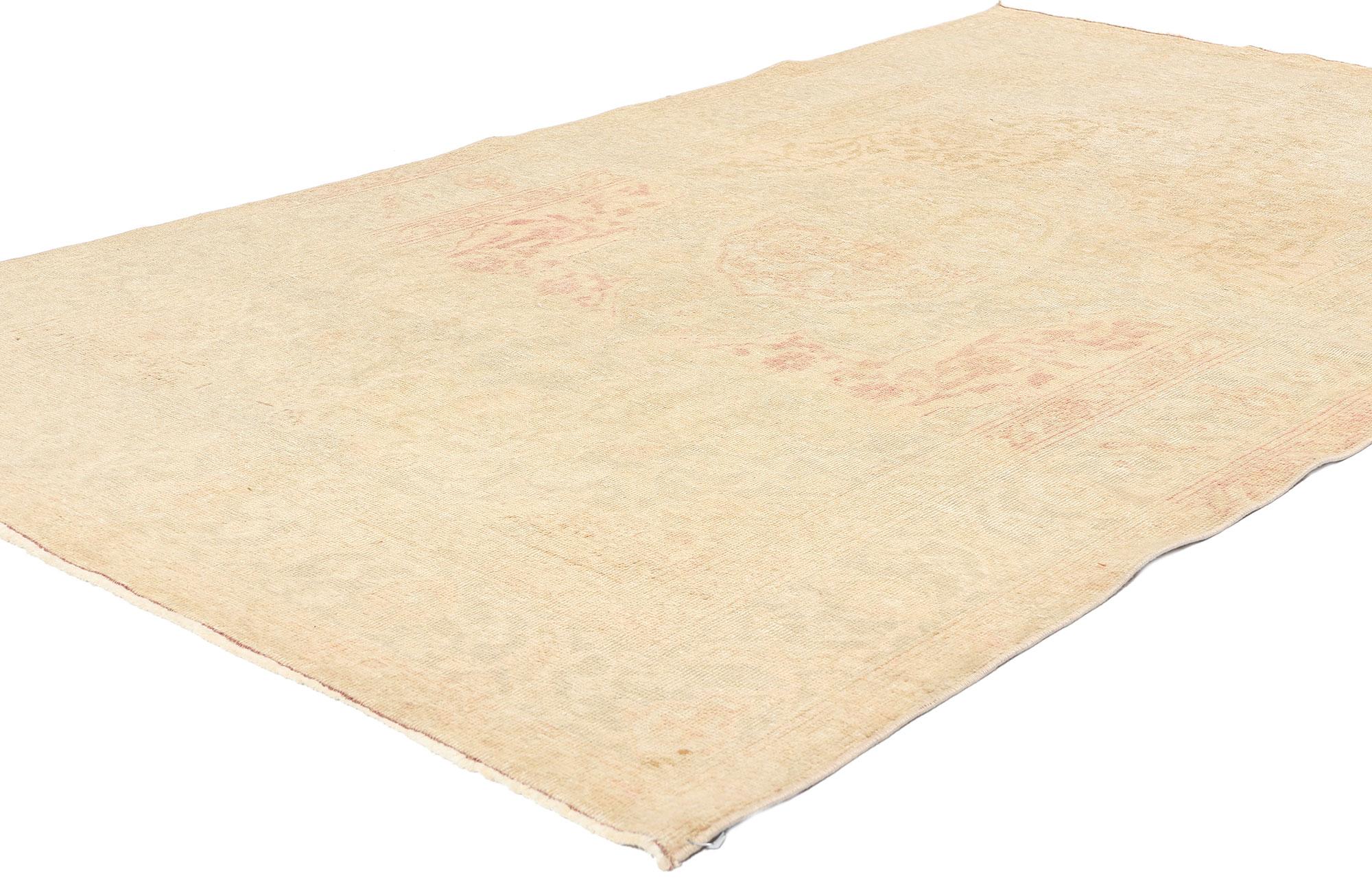 53472 Tappeto vintage Sivas turco, 04'05 x 07'06. Gli antichi tappeti turchi Sivas, originari della regione di Sivas in Turchia, sono capolavori annodati a mano noti per i loro motivi delicati e i colori tenui e sfumati. Questi tappeti Sivas
