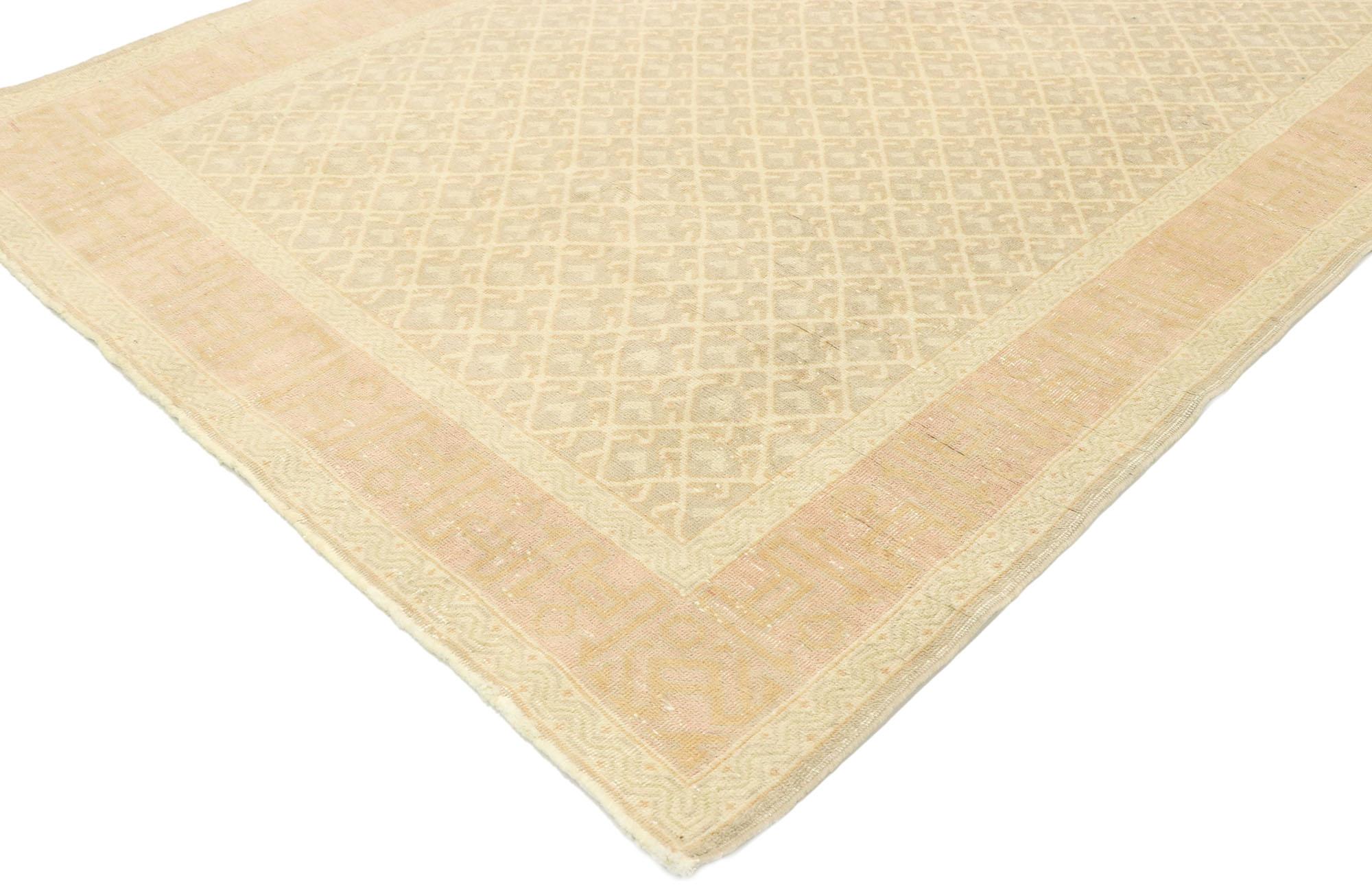 53072 vintage Turkish Sivas rug with Romantic Georgian style. With its well-balanced symmetry and hues in harmony, this hand knotted wool vintage Turkish Sivas rug beautifully embodies a romantic Georgian style. The lovingly time-worn composition