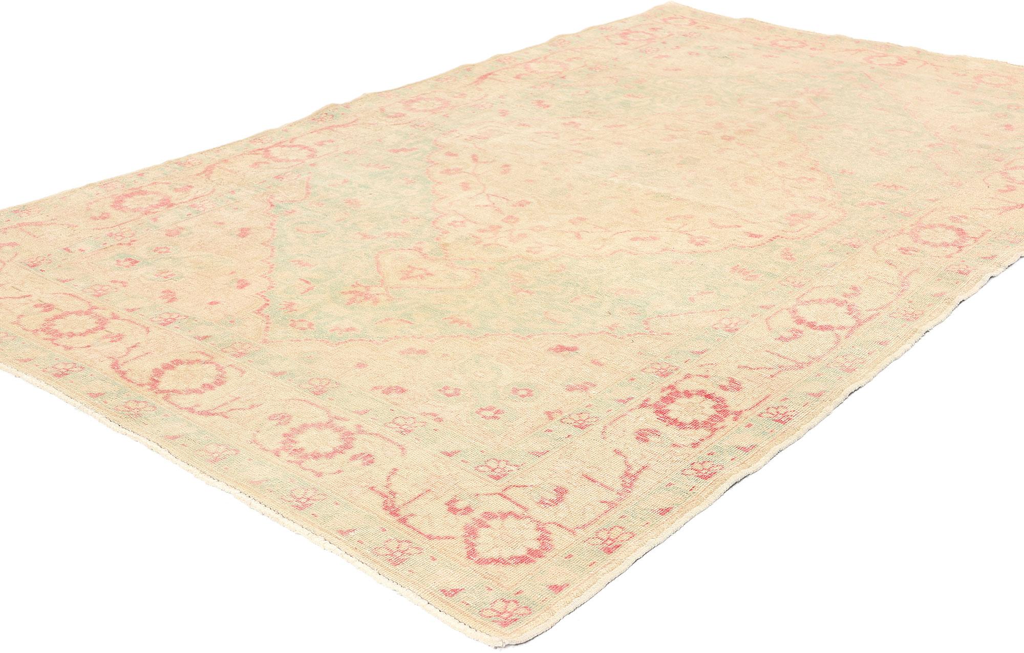 53471 Distressed Vintage Muted Turkish Sivas Rug, 04'03 x 06'11.  Antike, gewaschene türkische Sivas-Teppiche, die aus der Region Sivas in der Türkei stammen, sind handgeknüpfte Meisterwerke, die für ihre komplizierten Muster und weichen, gedeckten