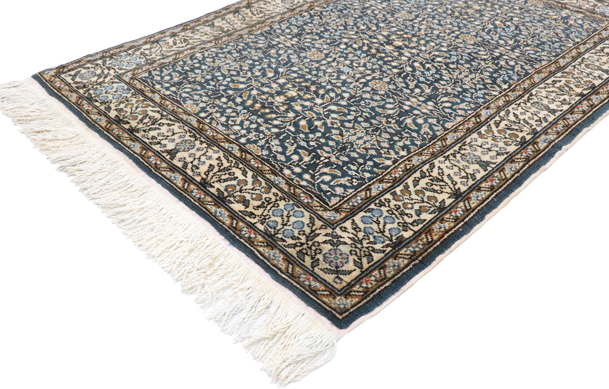 77690 Vintage türkischen Sivas Teppich mit traditionellen Stil 02'11 x 04'04. Mit seiner mühelosen Schönheit und rustikalen Sensibilität verkörpert dieser handgeknüpfte türkische Sivas-Teppich aus Wolle den traditionellen Stil. Das abgewetzte
