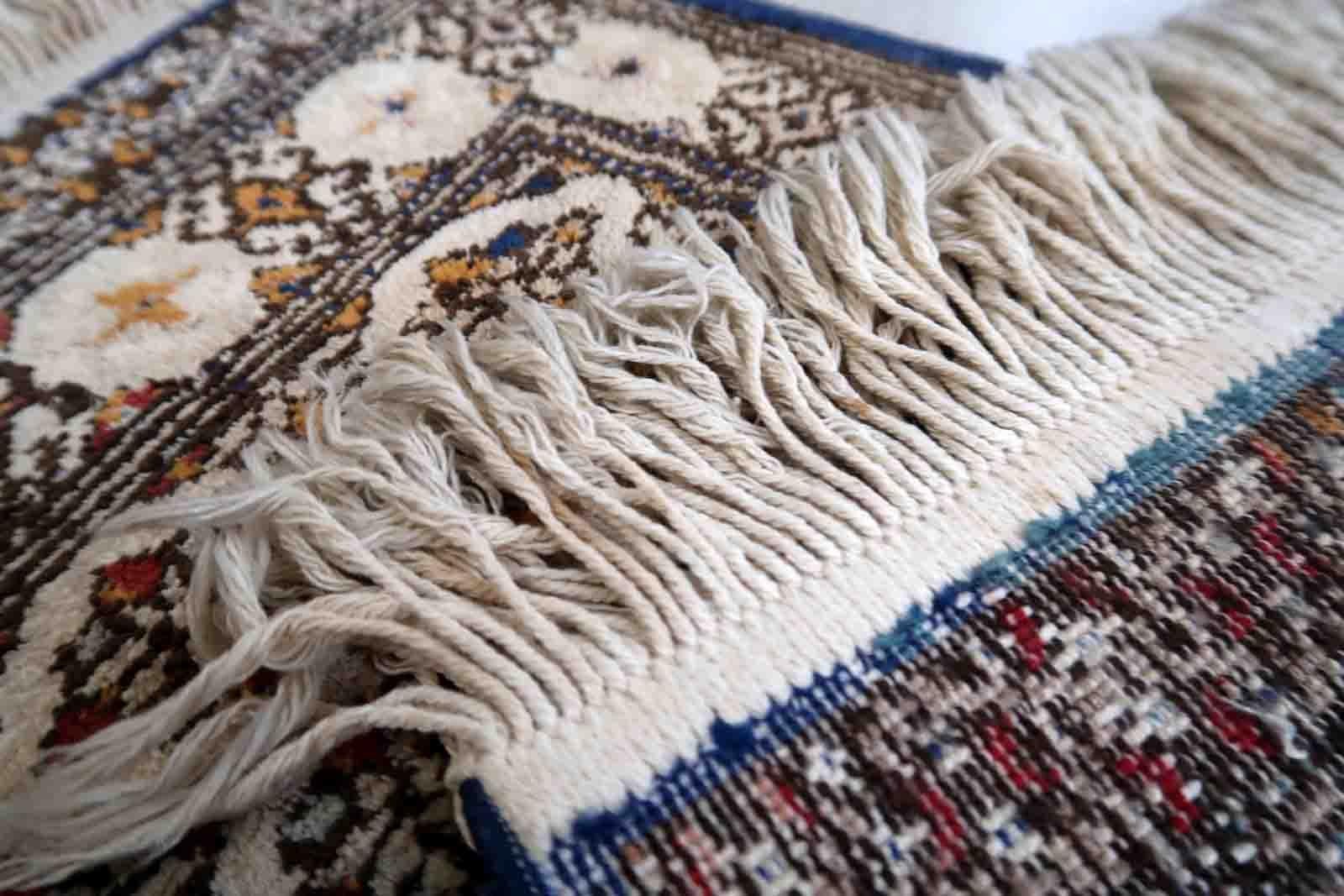 Türkische Vintage-Seidenmatte aus der Türkei mit Sivas-Muster. Der Teppich stammt aus dem Ende des 20. Jahrhunderts und ist in gutem Originalzustand. 

-Zustand: original gut,

-CIRCA: 1950er Jahre,

-Größe: 0,9' x 2,1' (30cm x
